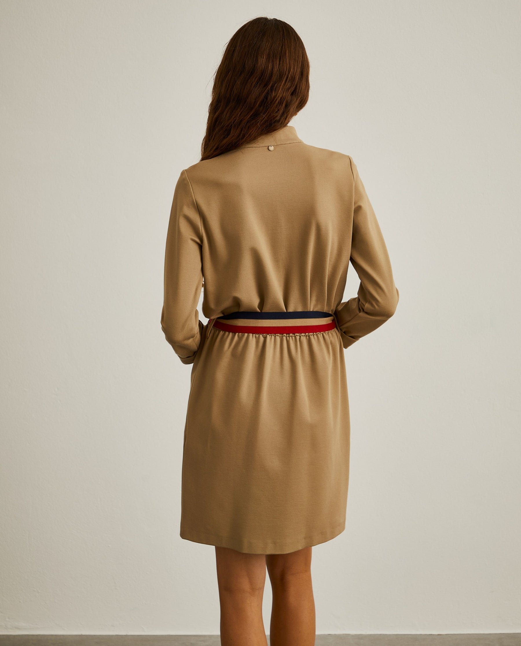 Vestido de malha curto com cinto