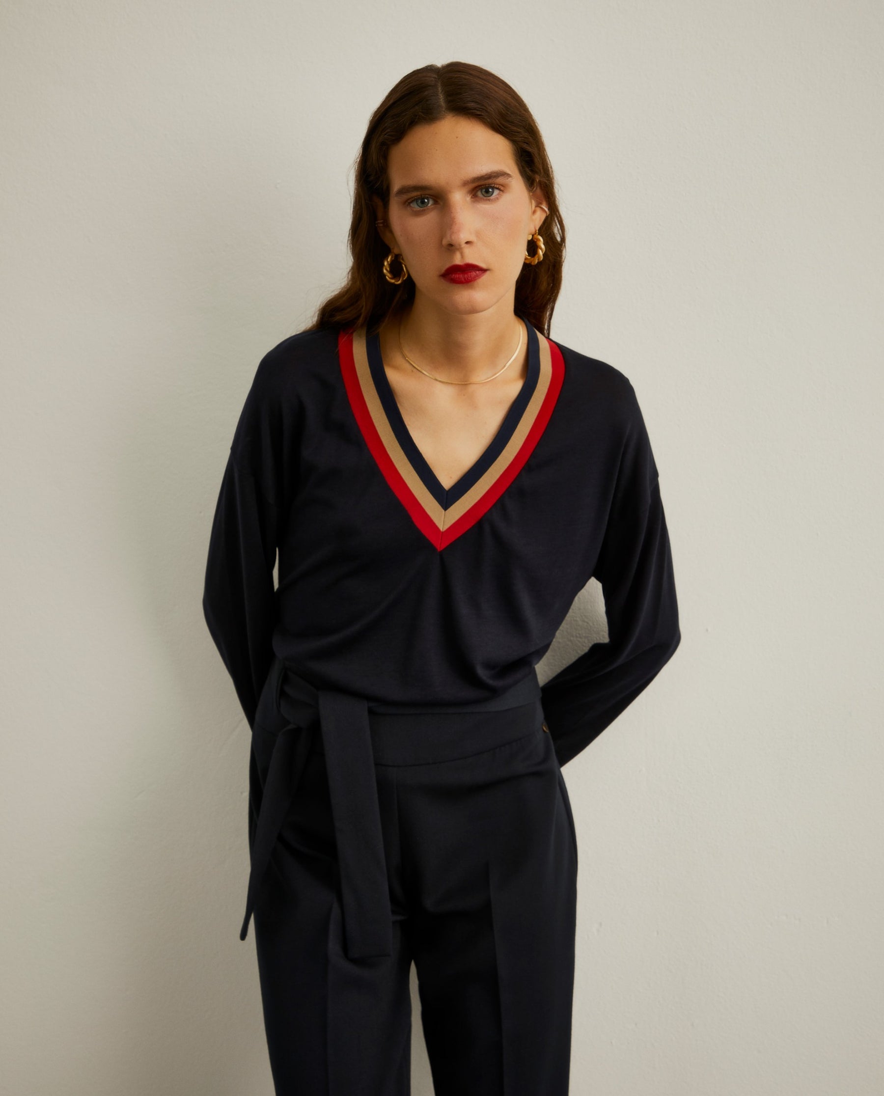 Camisola decote em V com contraste