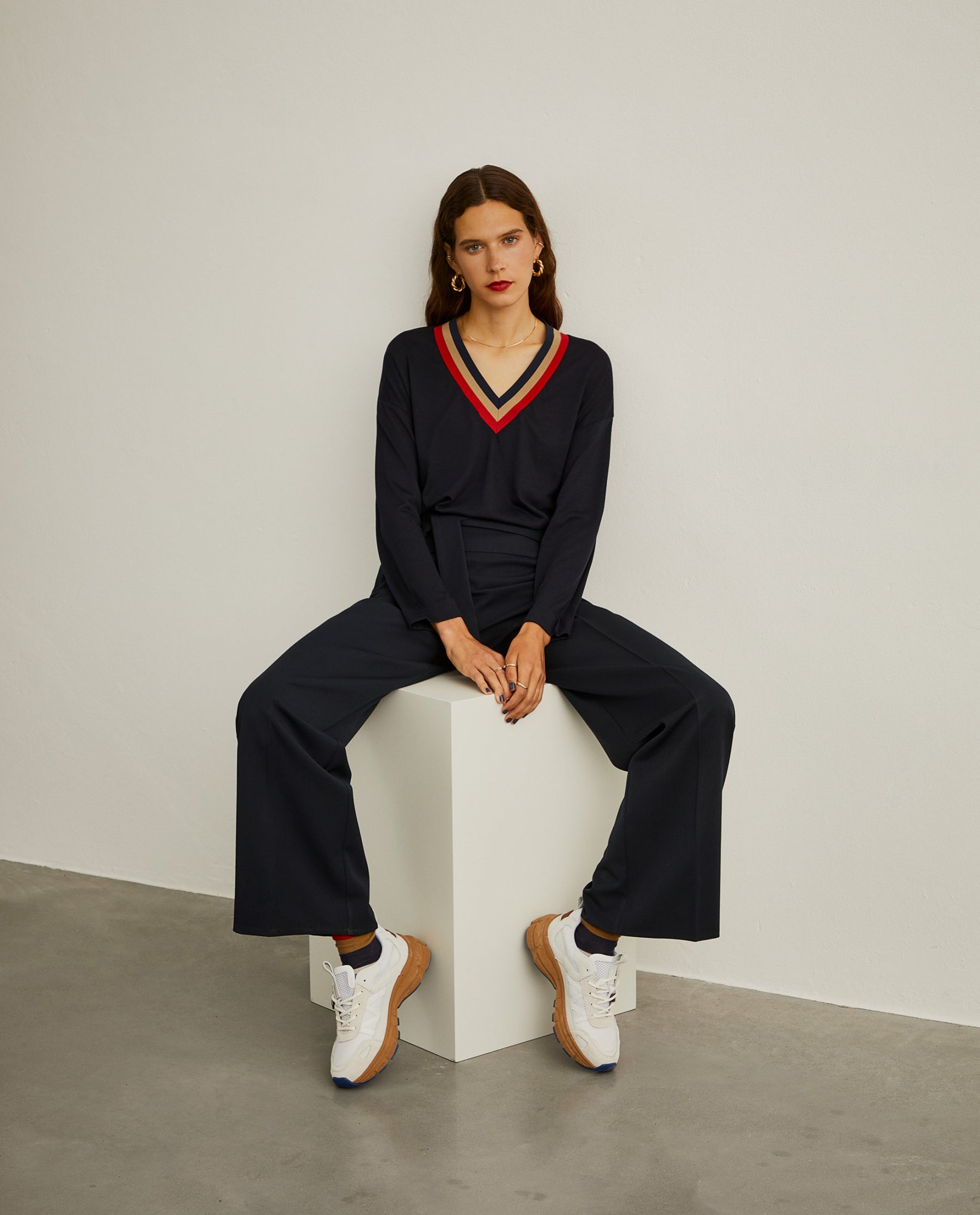 Camisola decote em V com contraste