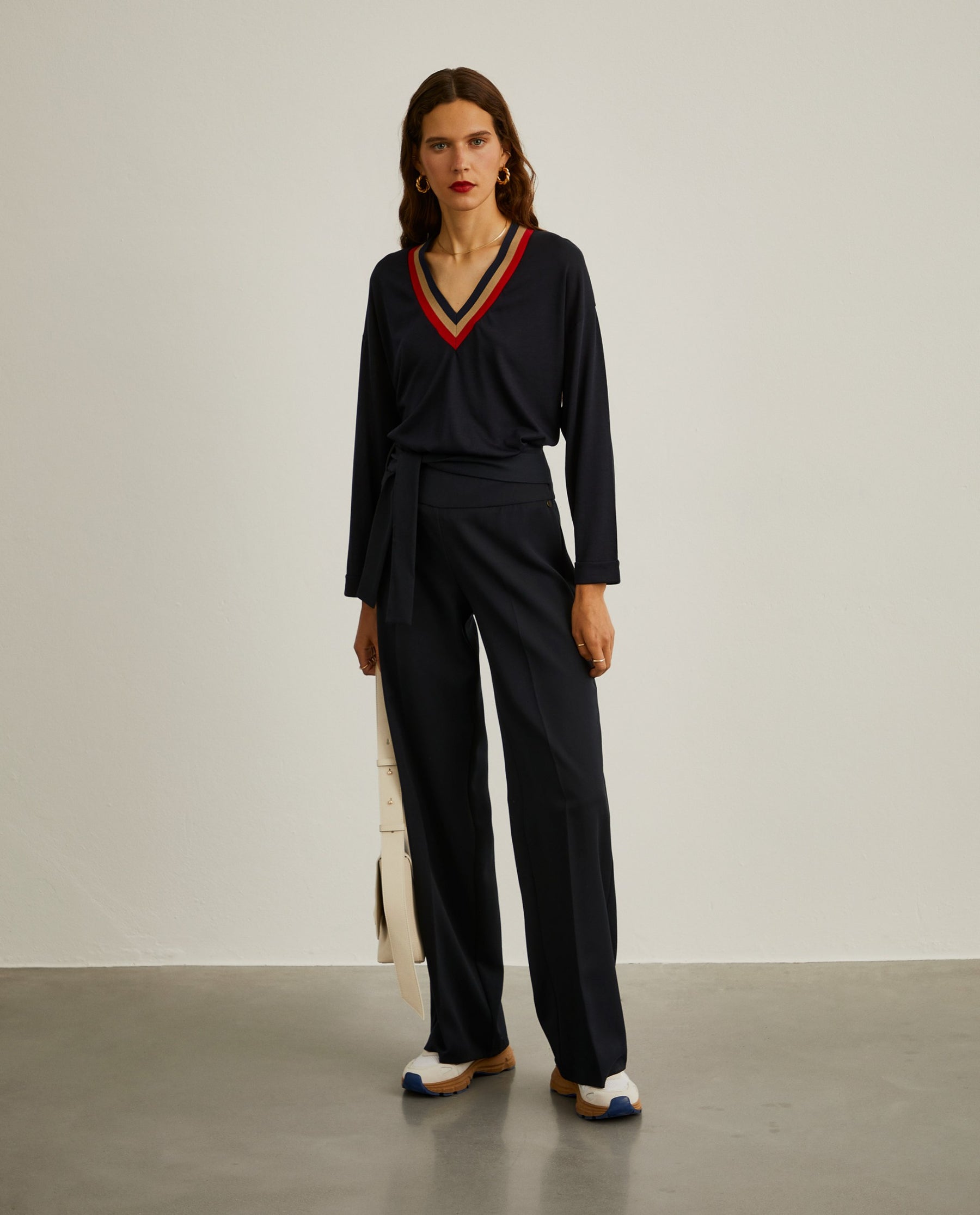 Camisola decote em V com contraste