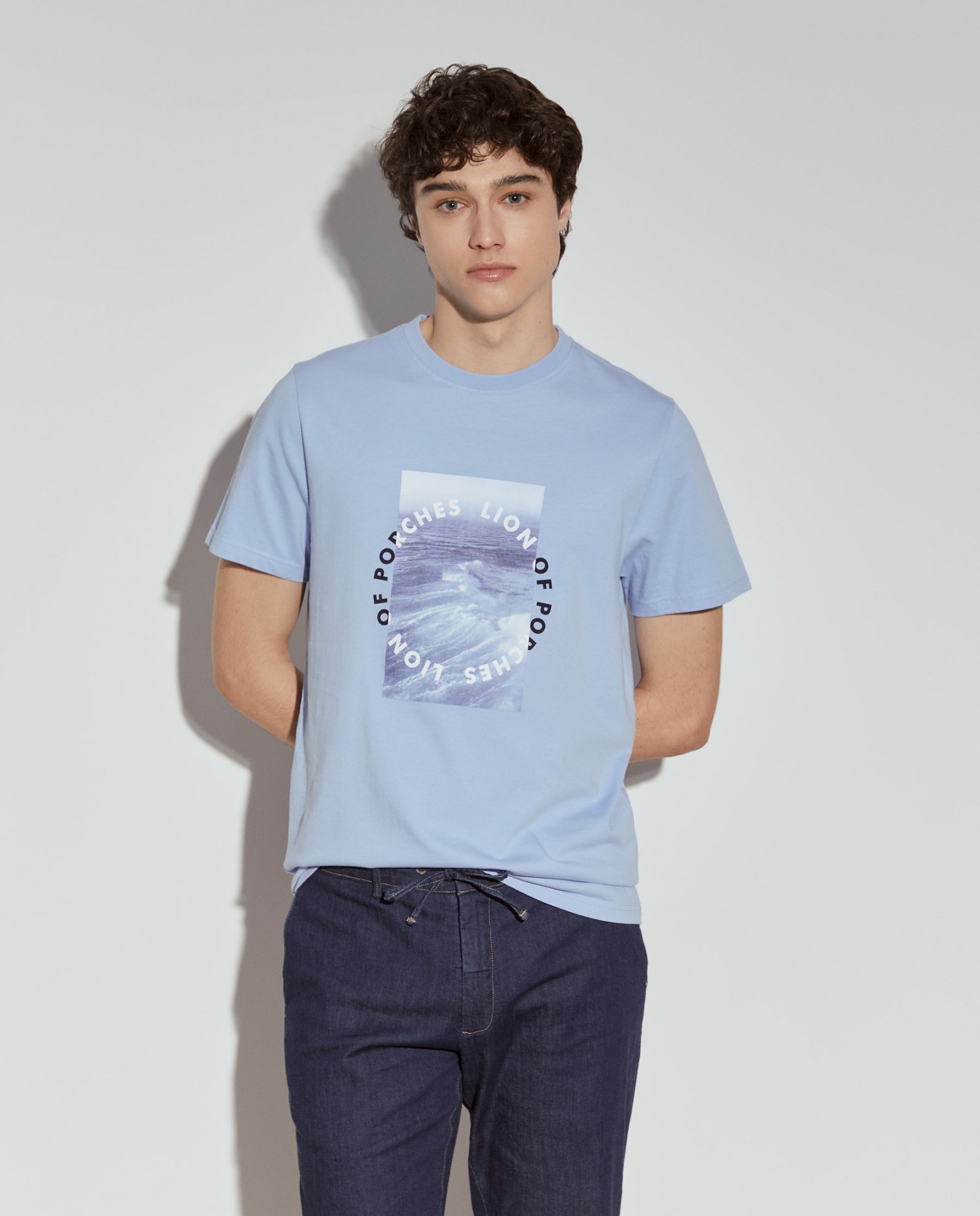 T-shirt manga curta com estampado