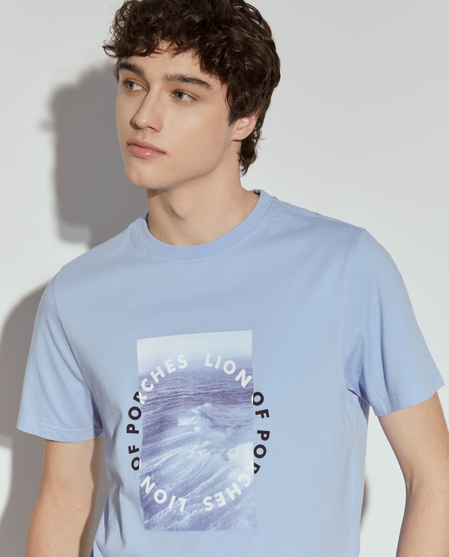 T-shirt manga curta com estampado