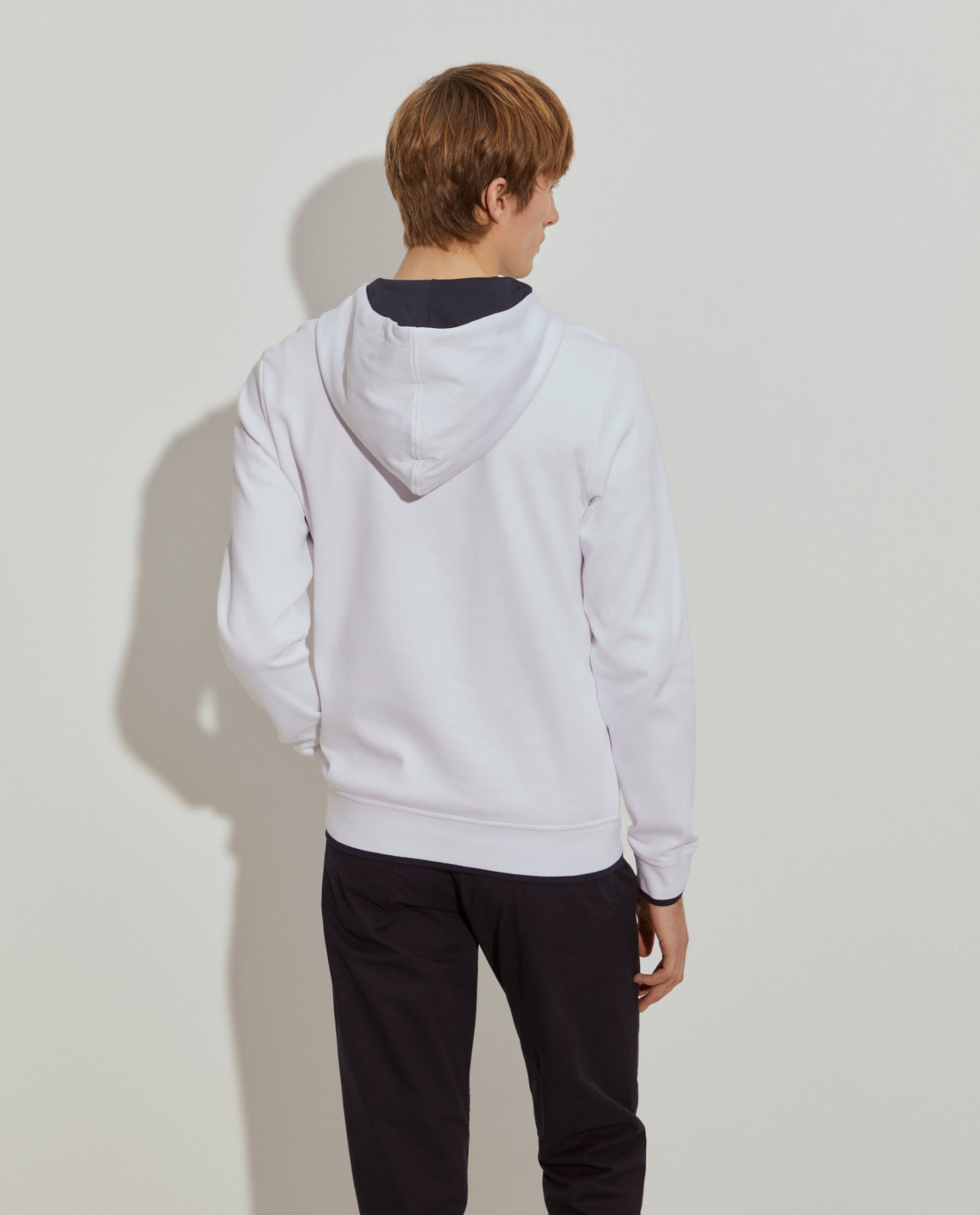 Sweater com capuz ajustável