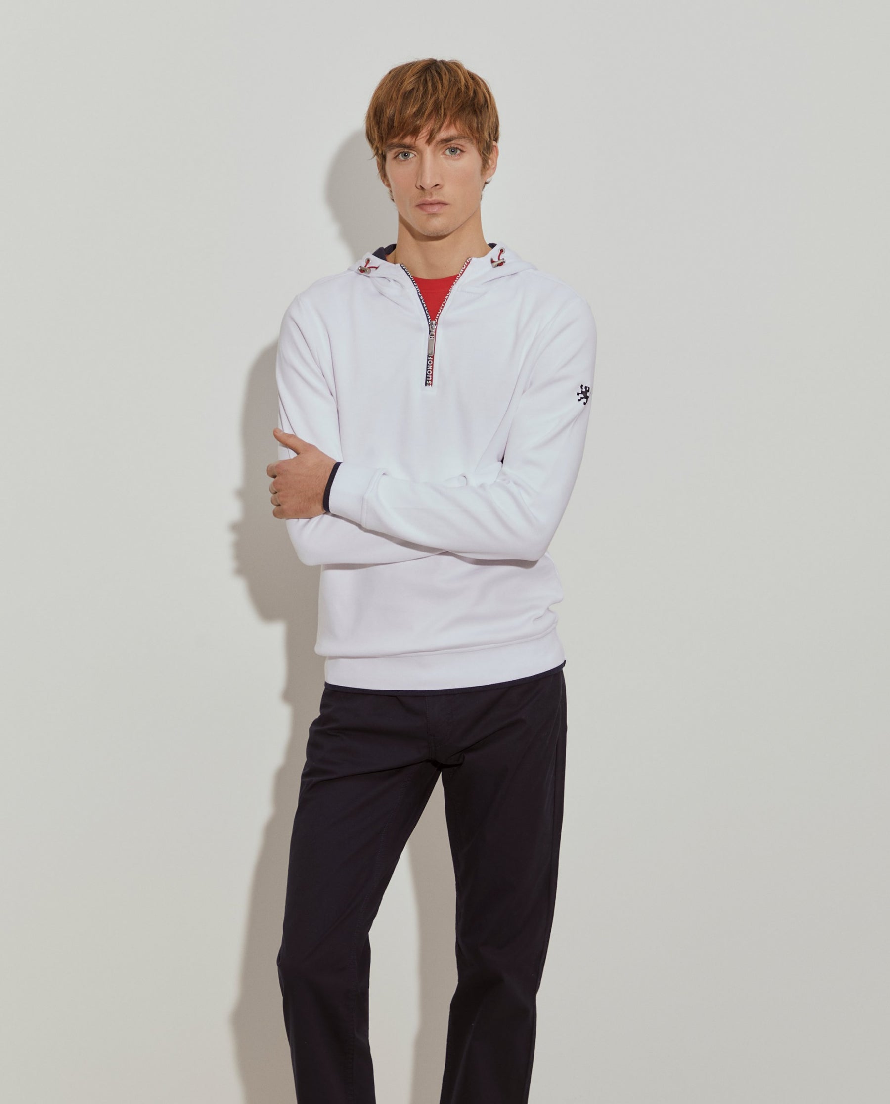 Sweater com capuz ajustável