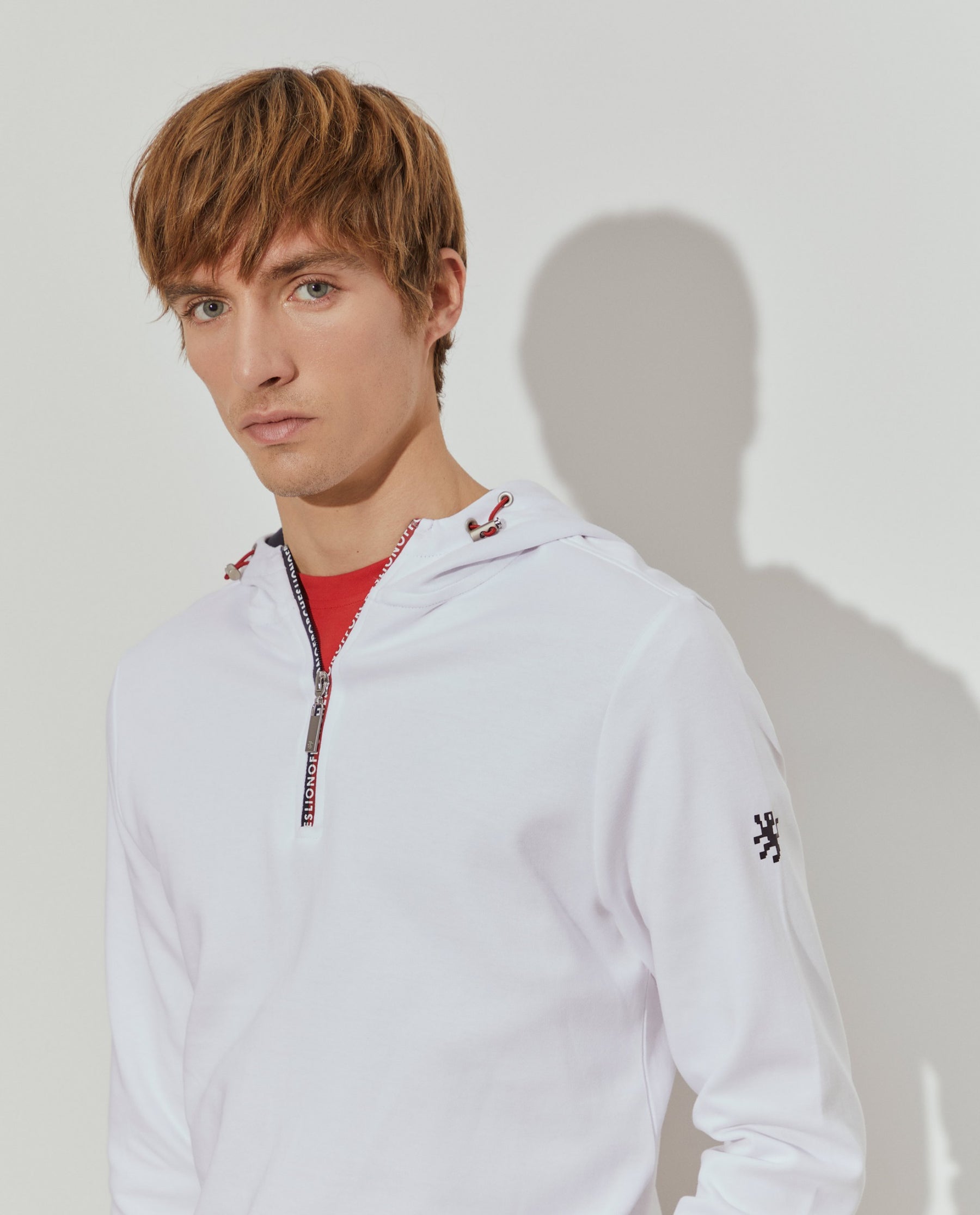 Sweater com capuz ajustável
