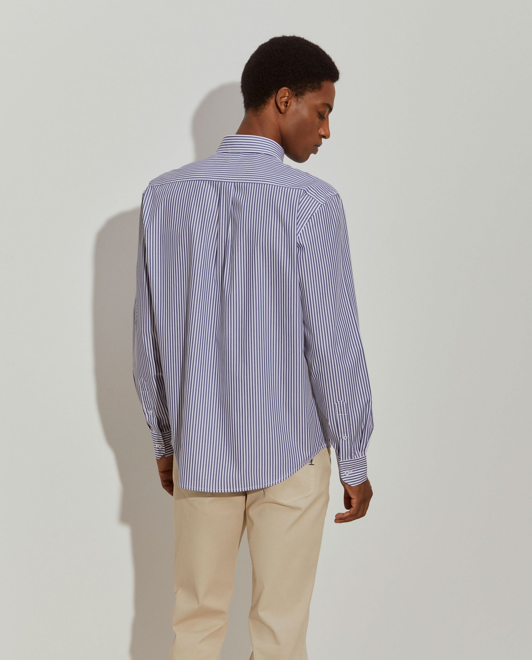 Camisa regular fit às riscas de algodão