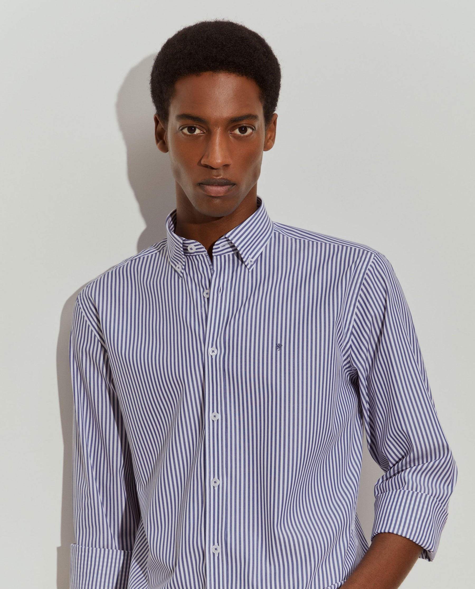 Camisa regular fit às riscas de algodão