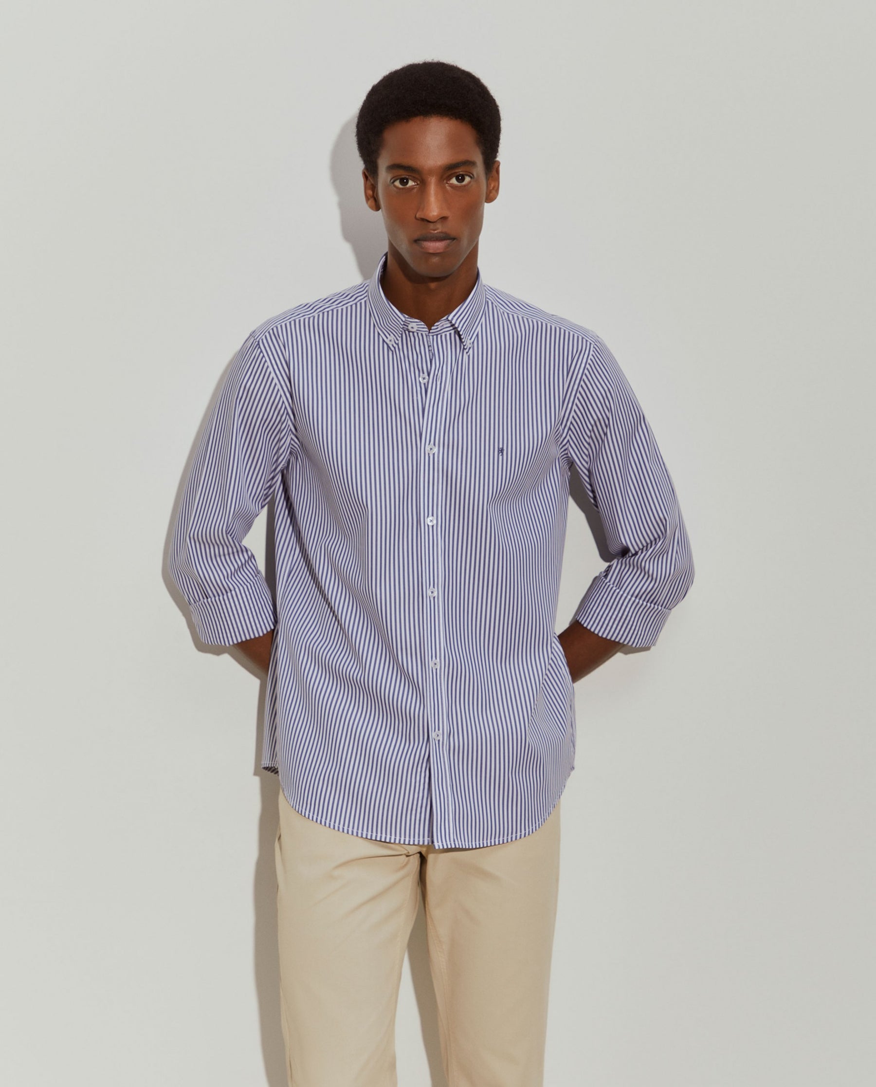 Camisa regular fit às riscas de algodão
