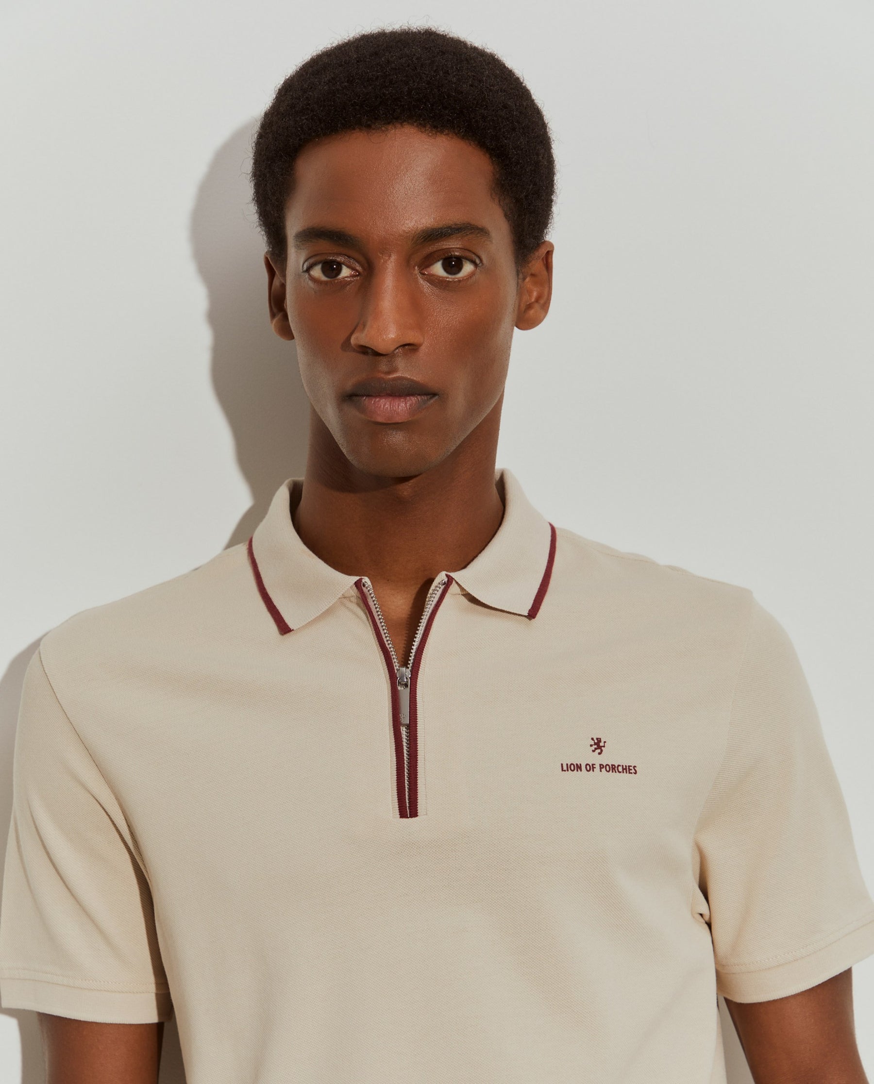 Polo piqué bicolor com fecho