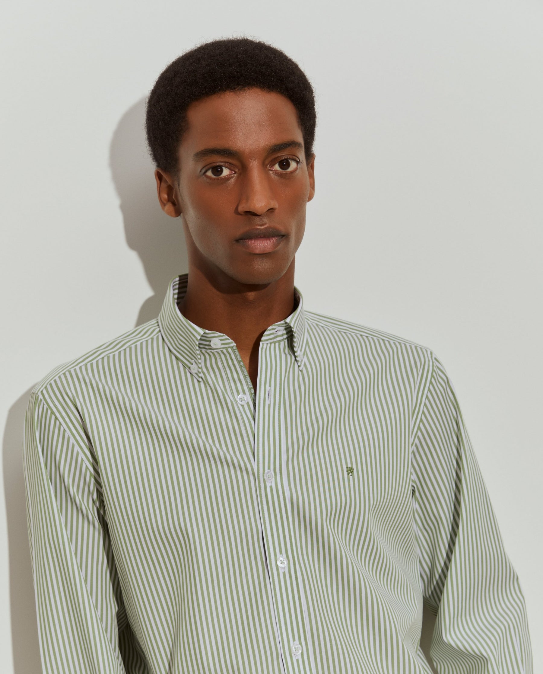 Camisa regular fit às riscas de algodão