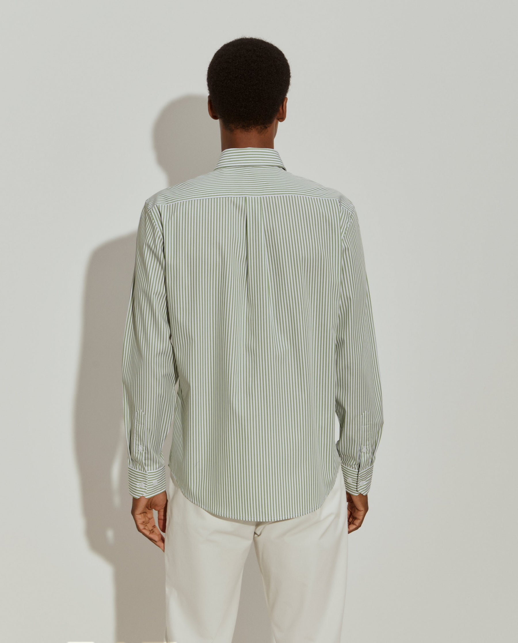 Camisa regular fit às riscas de algodão