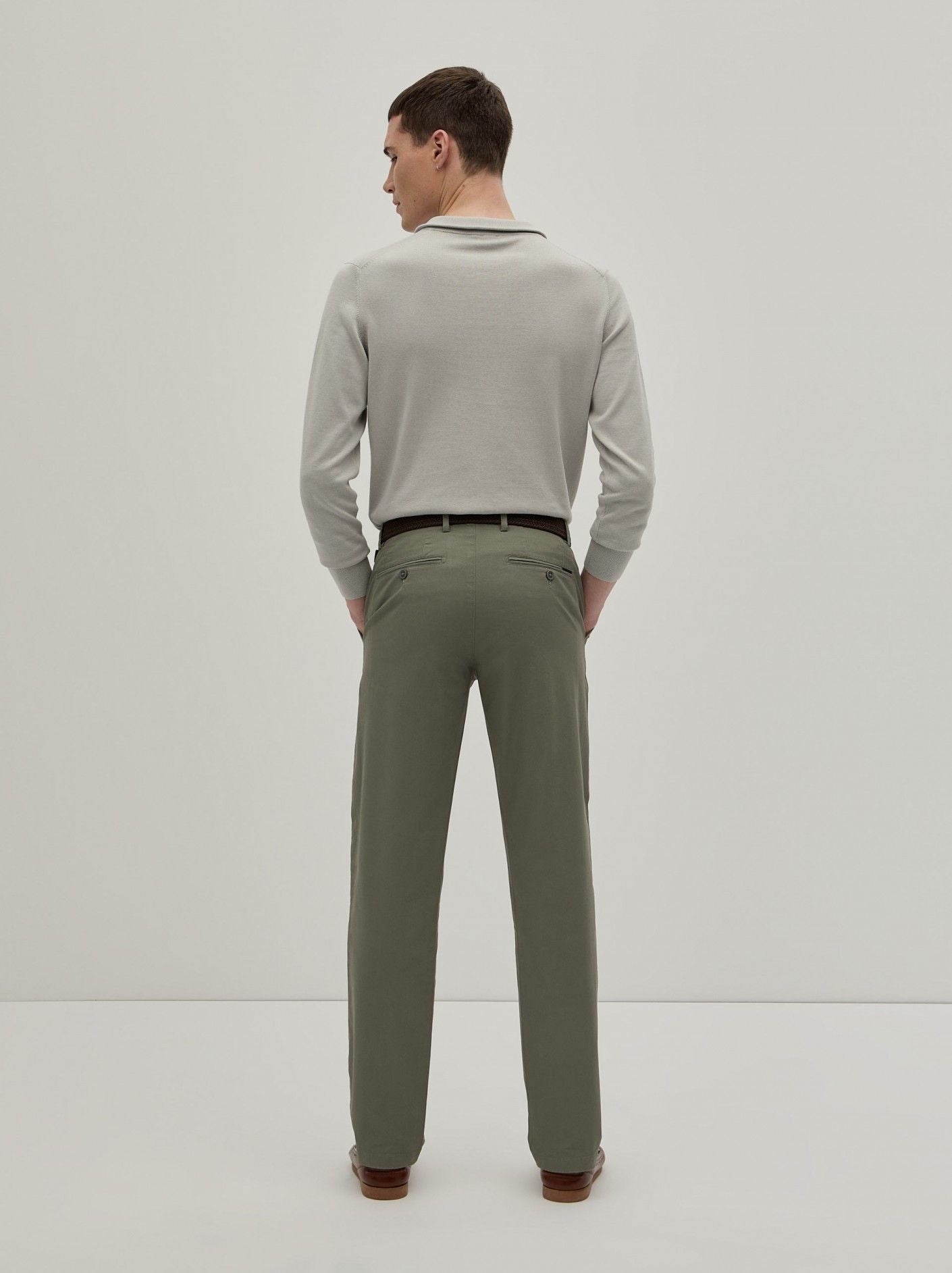 Calças chino regular fit em sarja