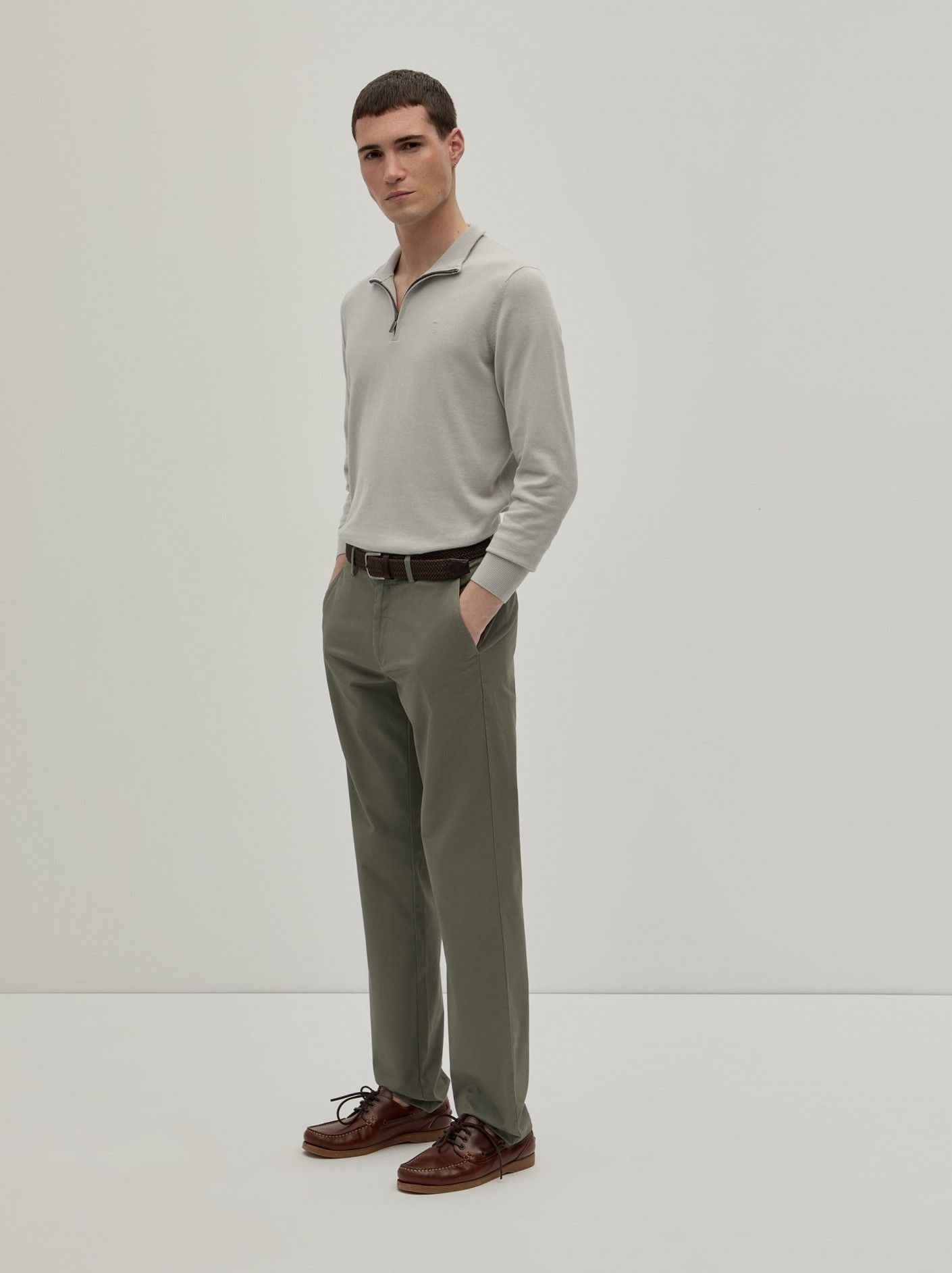 Calças chino regular fit em sarja