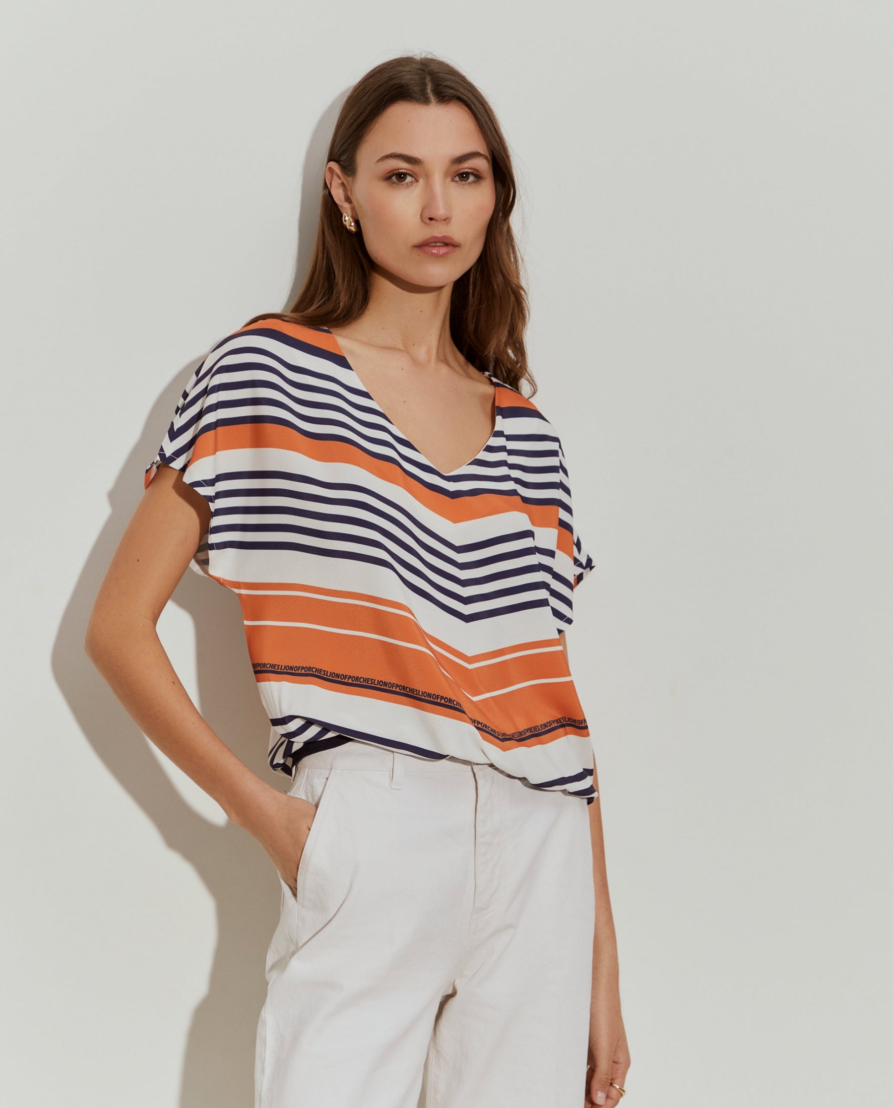 Blusa fluida às riscas decote em V