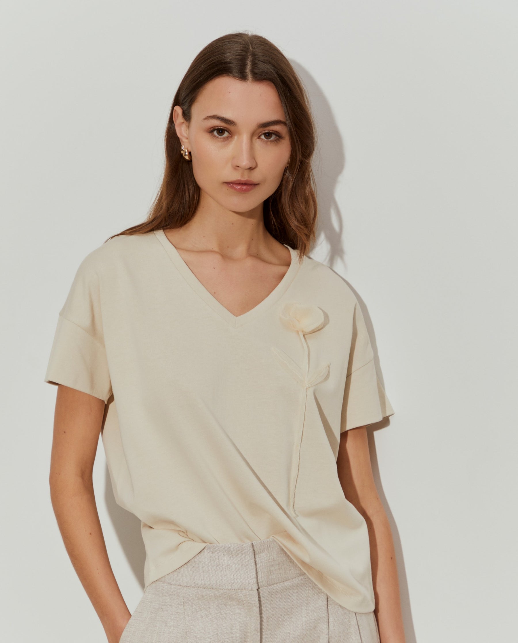 T-shirt de algodão com flor bordada