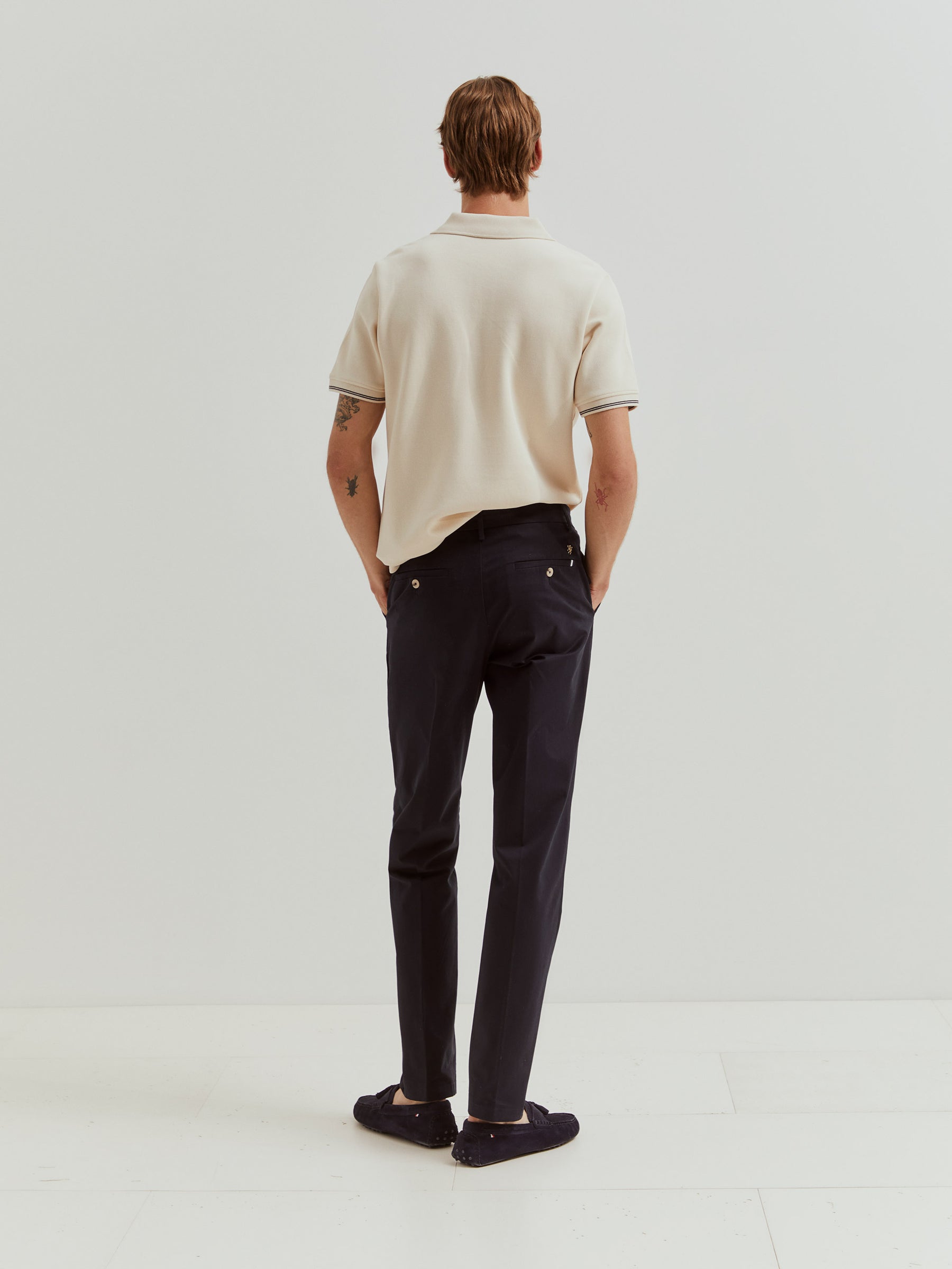 Calças chino regular fit vincadas