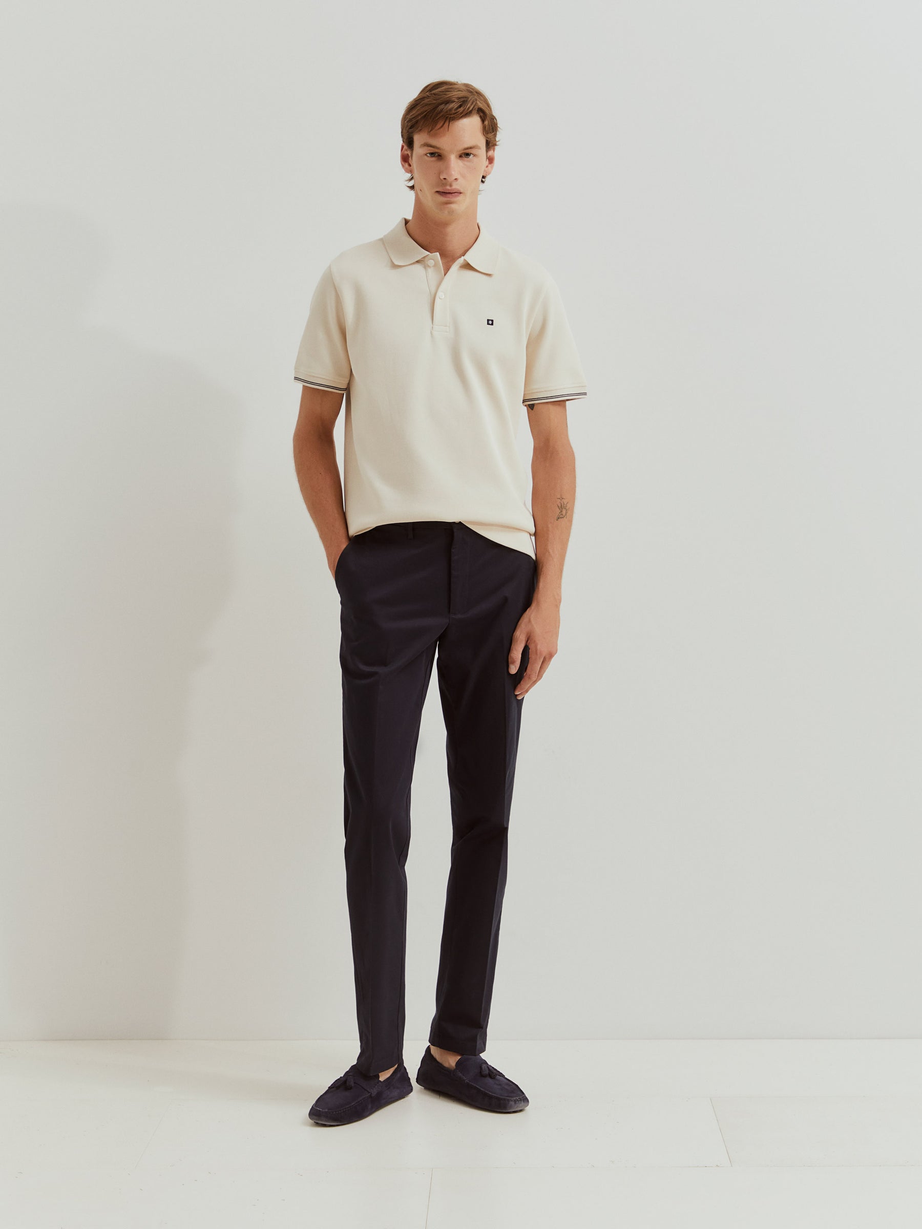 Calças chino regular fit vincadas