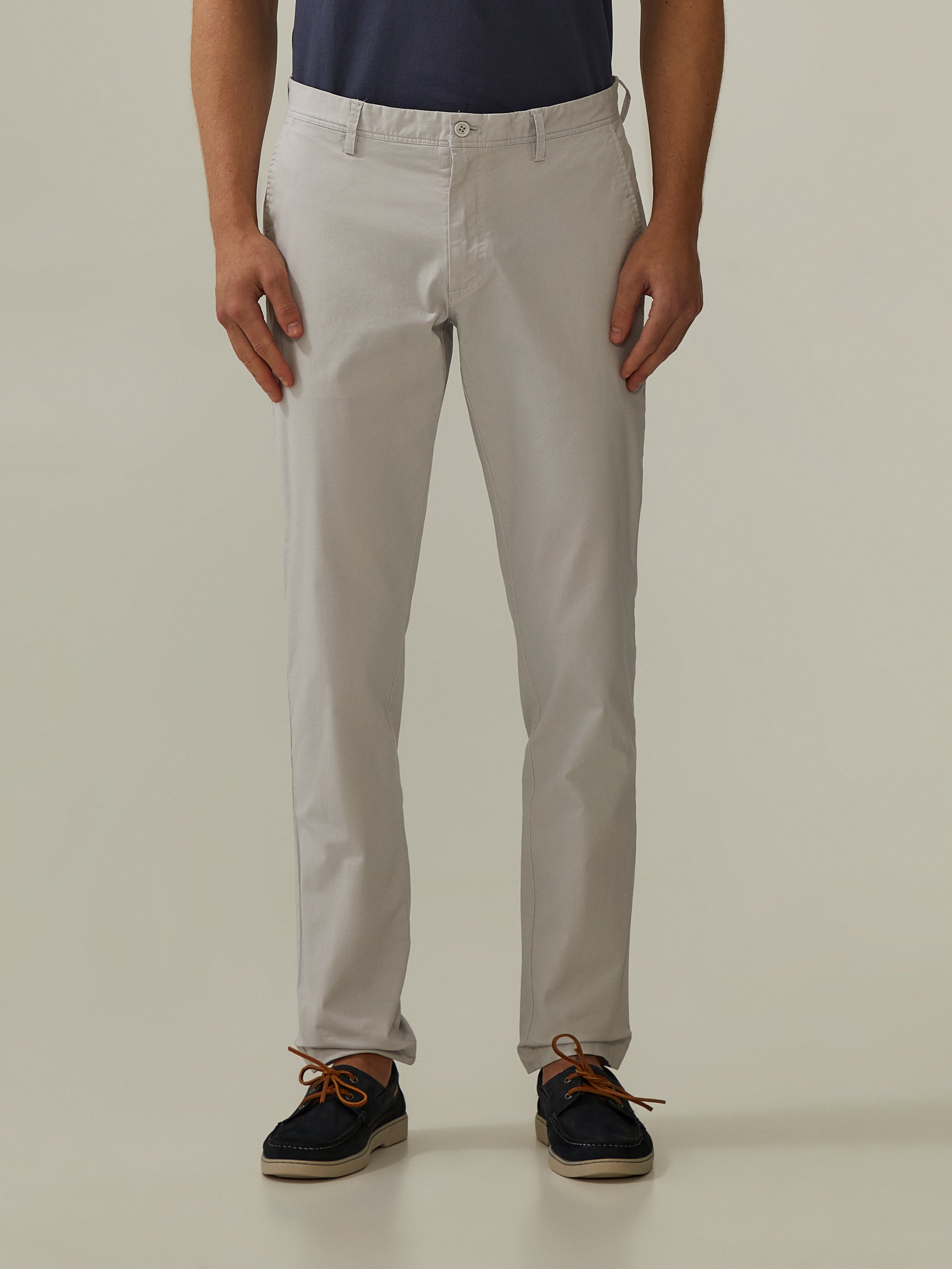 Calças chino slim fit em sarja