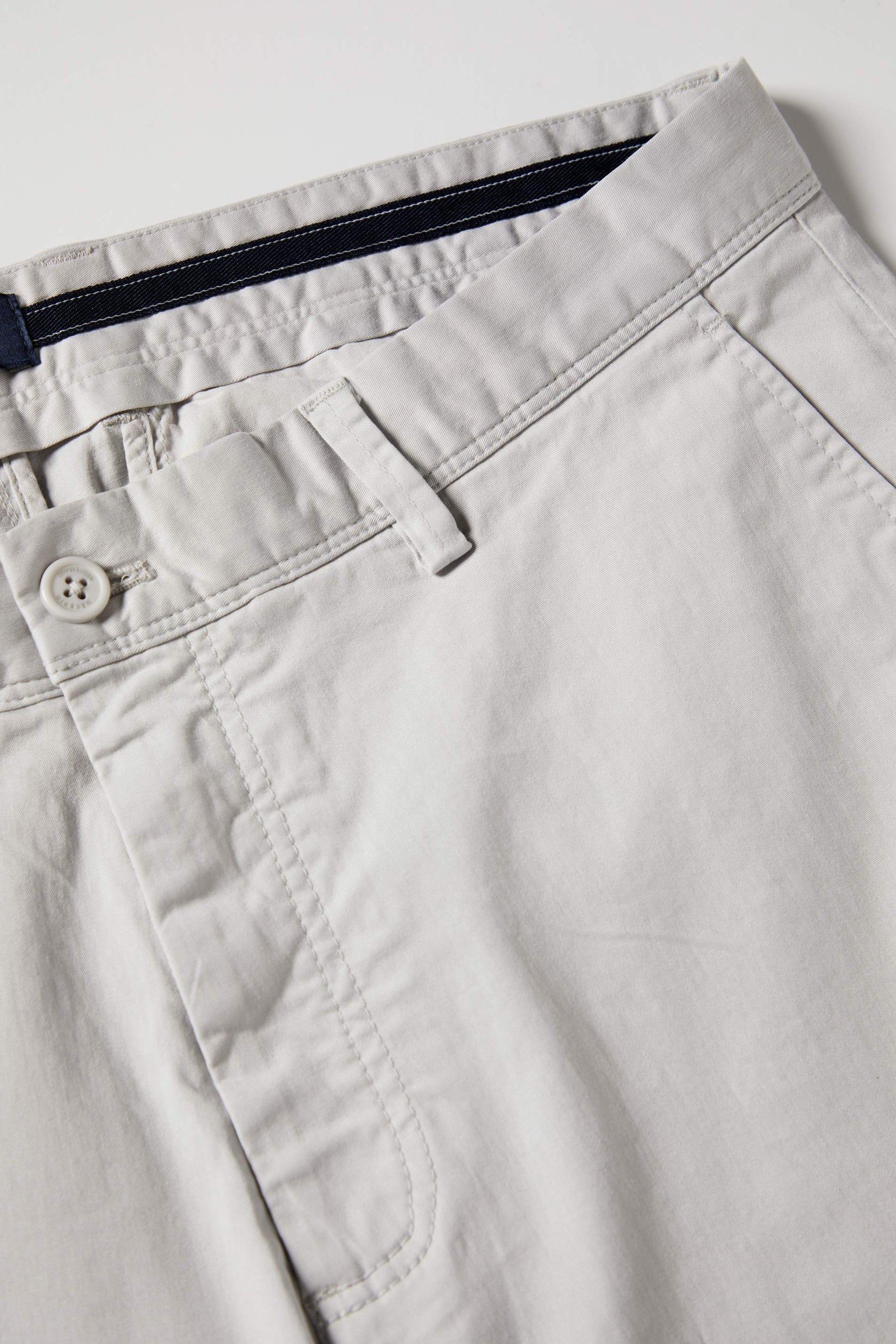 Calças chino slim fit em sarja