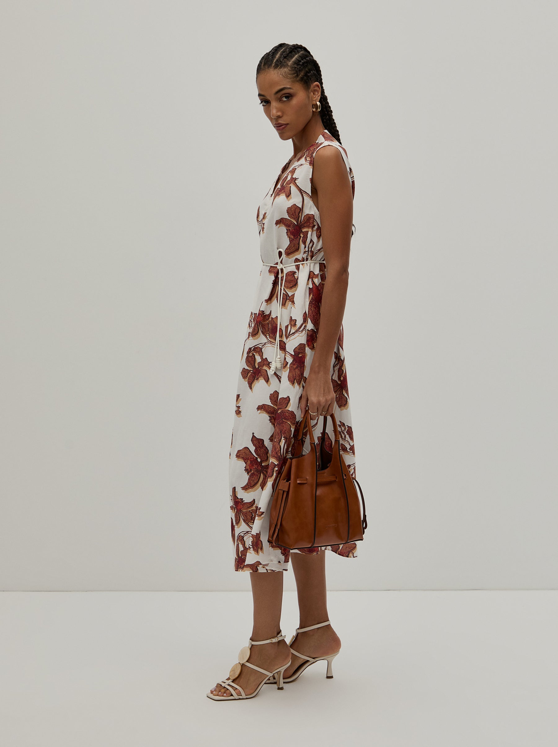 Vestido midi padrão floral com cinto