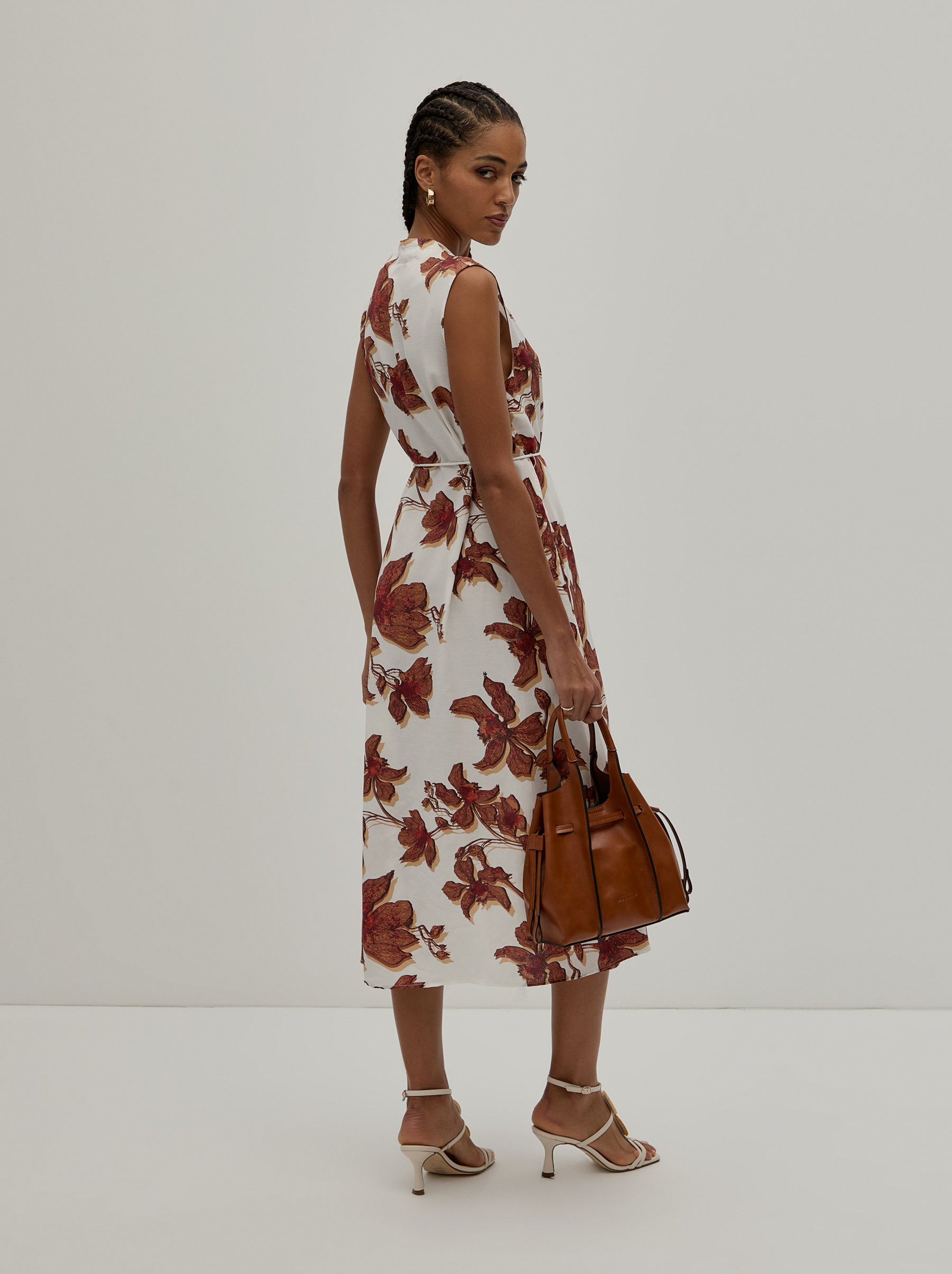 Vestido midi padrão floral com cinto