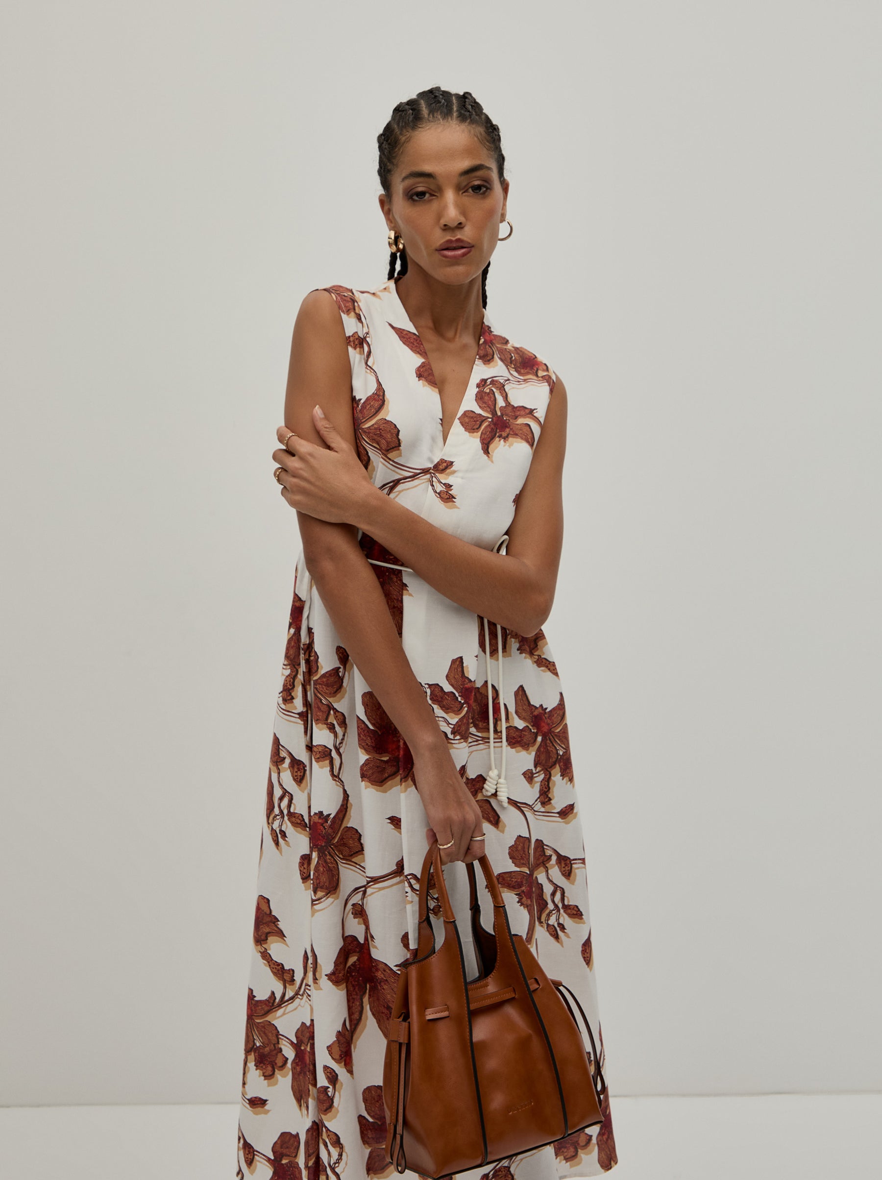Vestido midi padrão floral com cinto