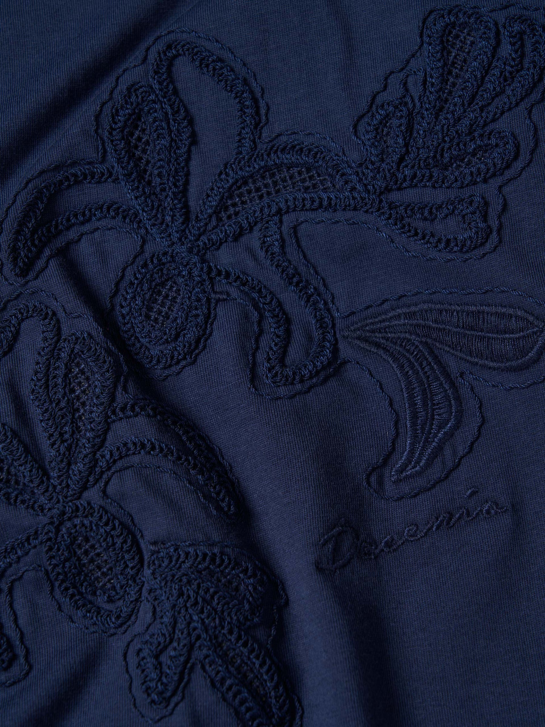 T-shirt manga curta com bordado