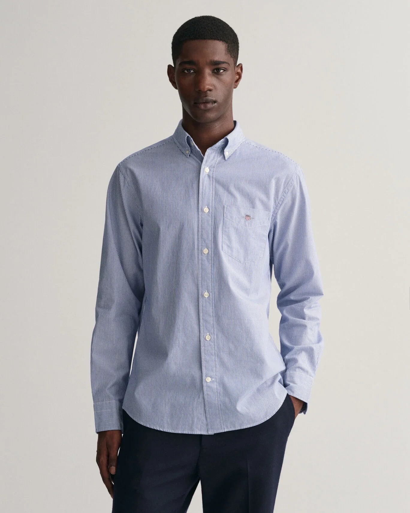 Camisa em popelina às riscas finas regular fit