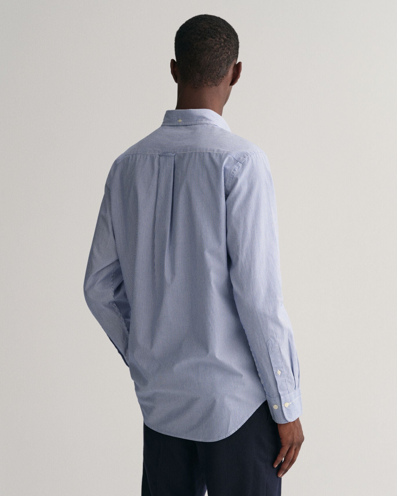 Camisa em popelina às riscas finas regular fit