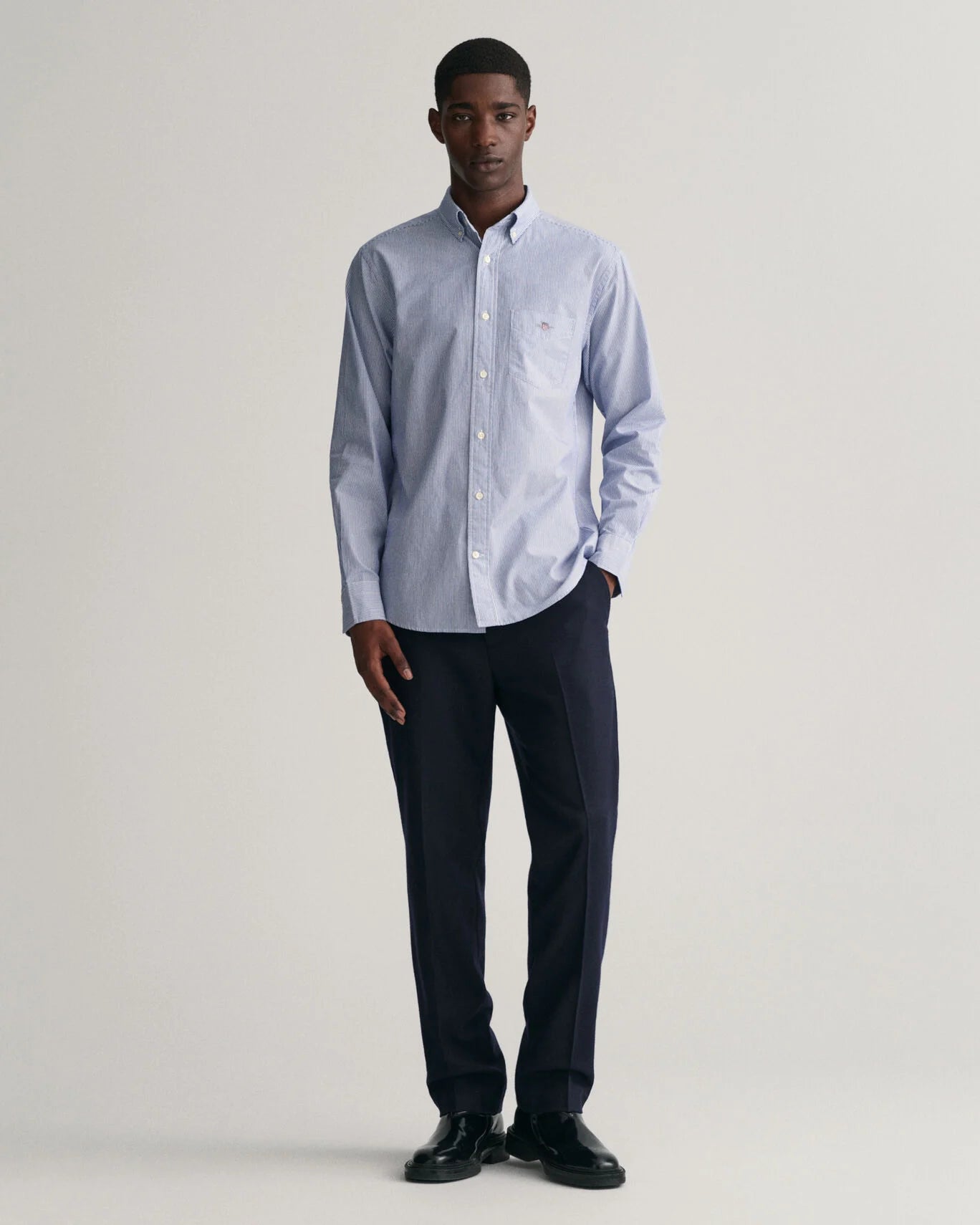 Camisa em popelina às riscas finas regular fit
