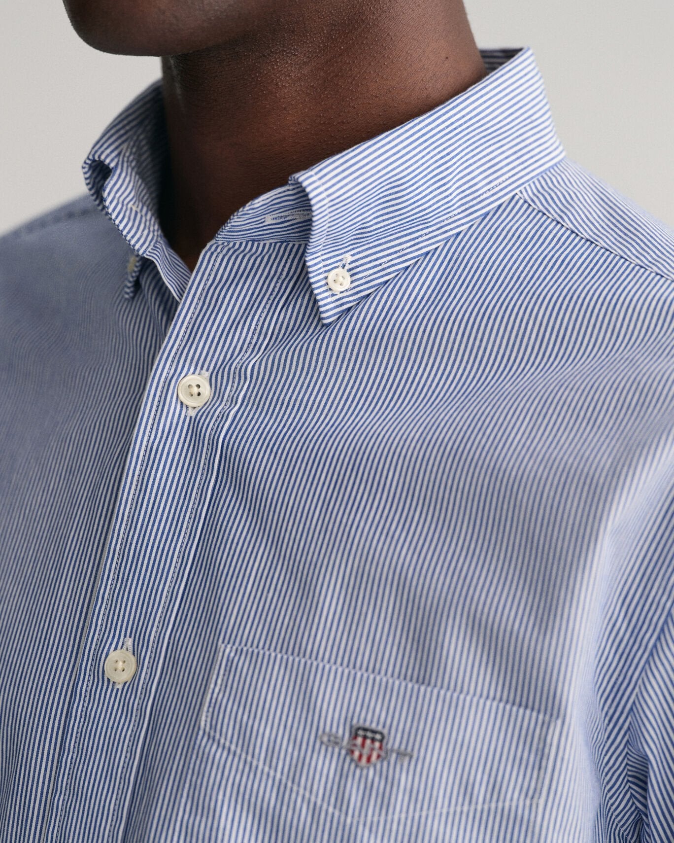 Camisa em popelina às riscas finas regular fit