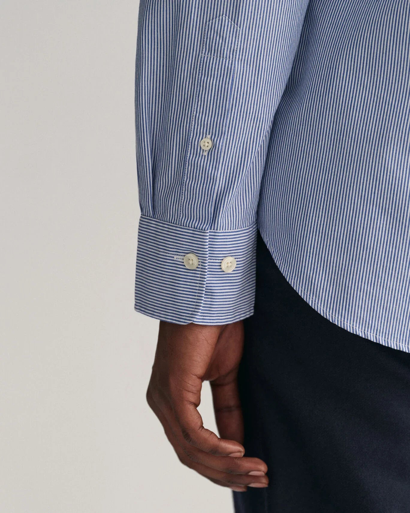 Camisa em popelina às riscas finas regular fit