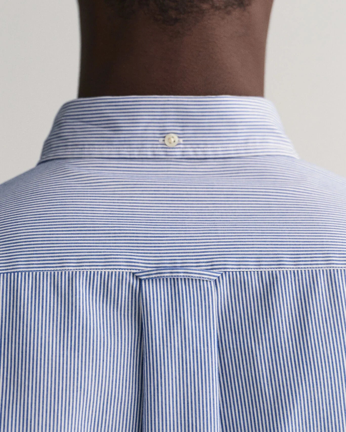 Camisa em popelina às riscas finas regular fit