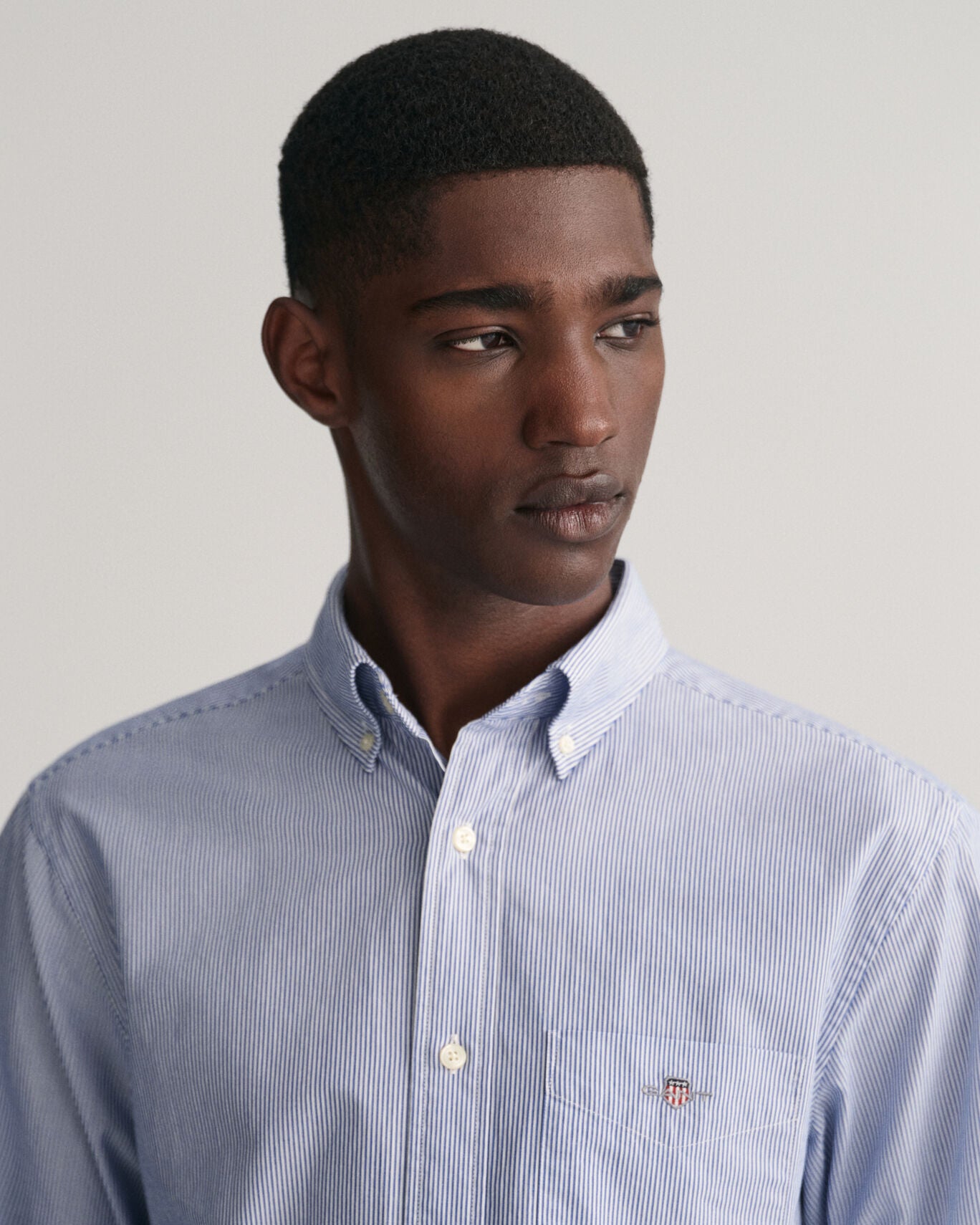 Camisa em popelina às riscas finas regular fit