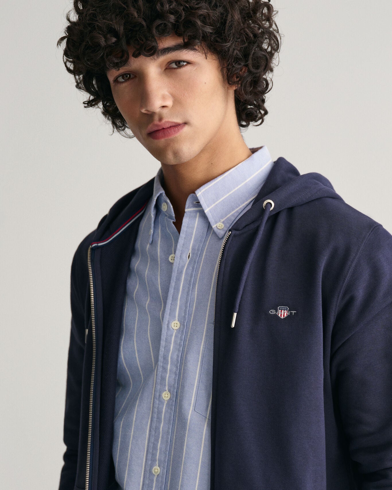 Sweatshirt com capuz e fecho Shield