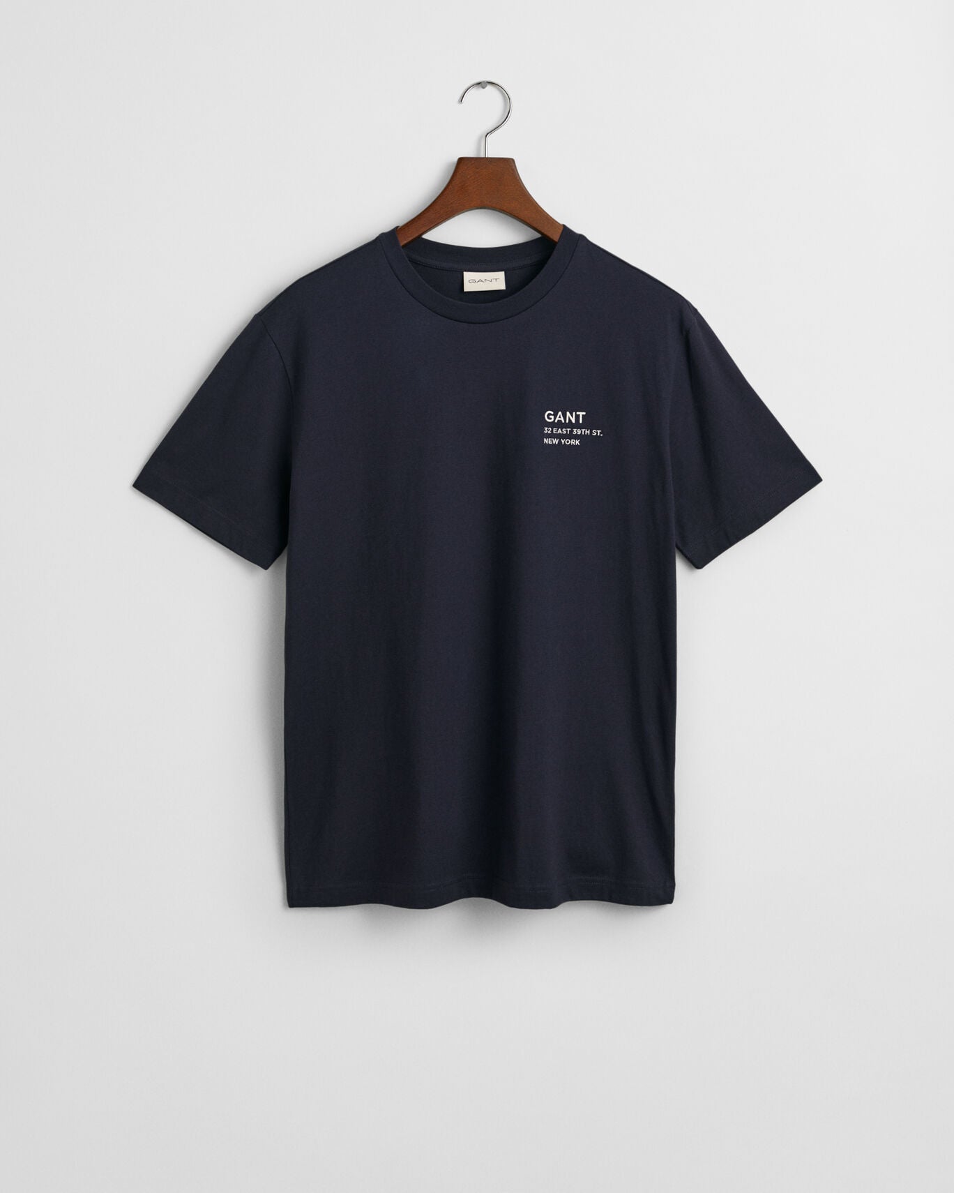 T-shirt com grafismo pequeno