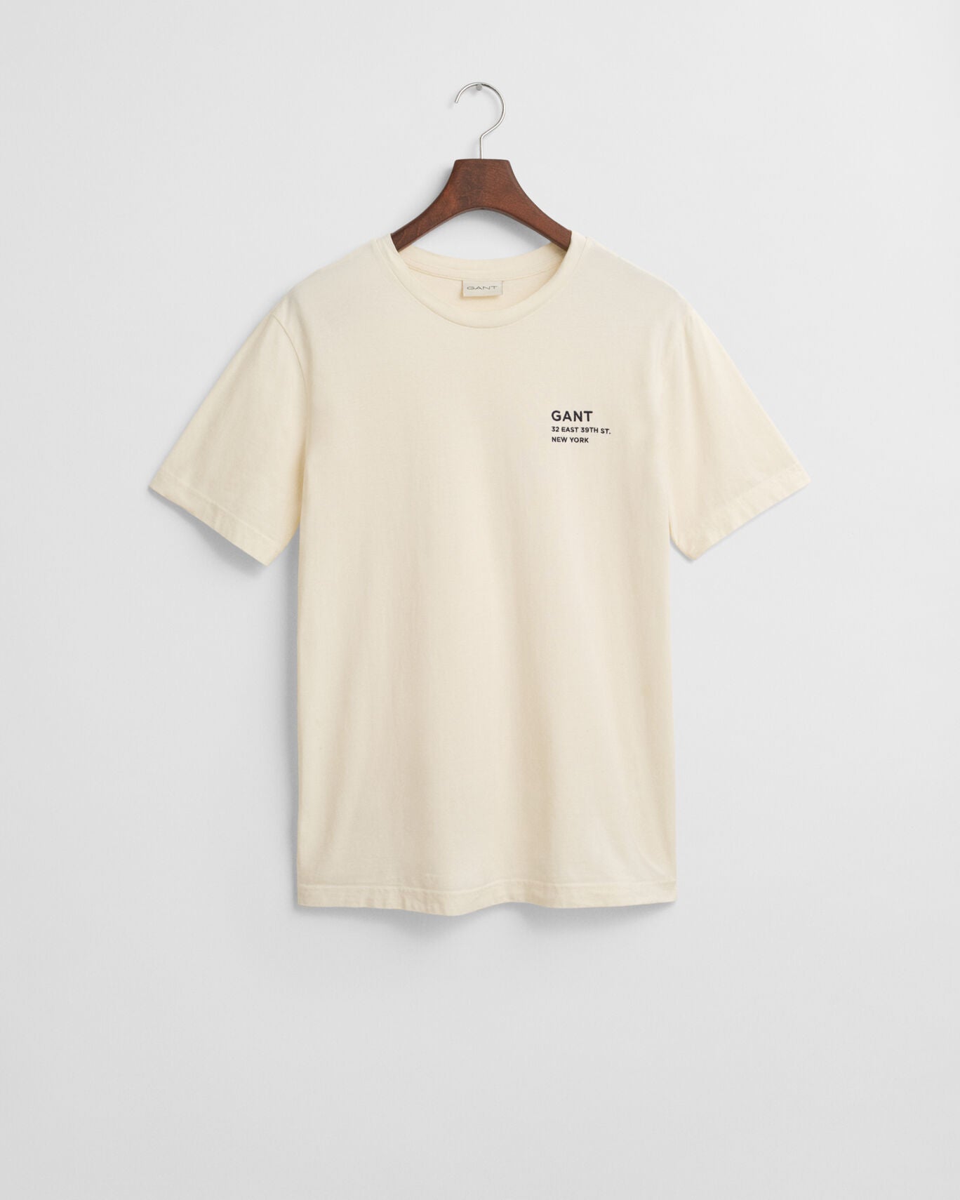 T-shirt com grafismo pequeno