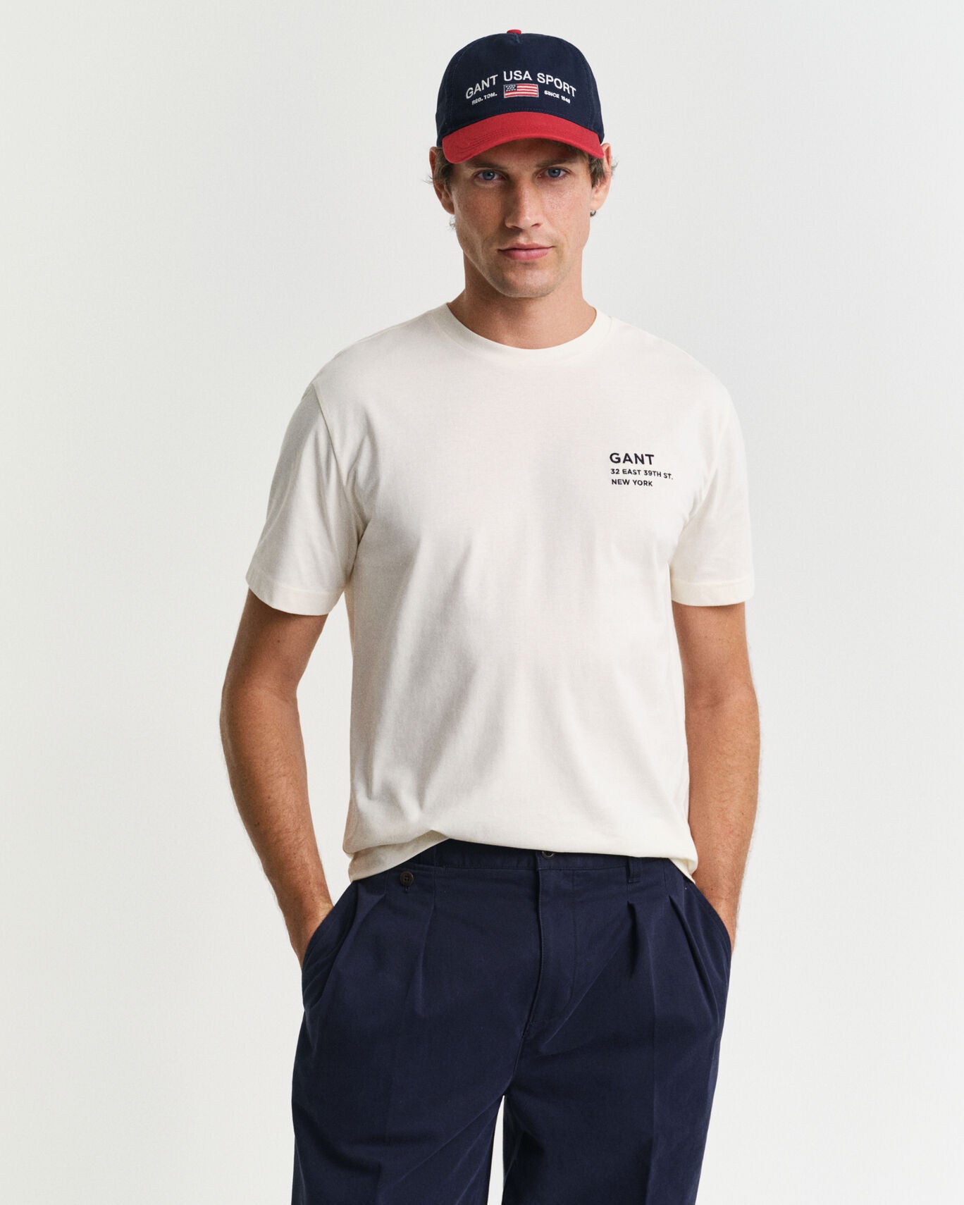 T-shirt com grafismo pequeno