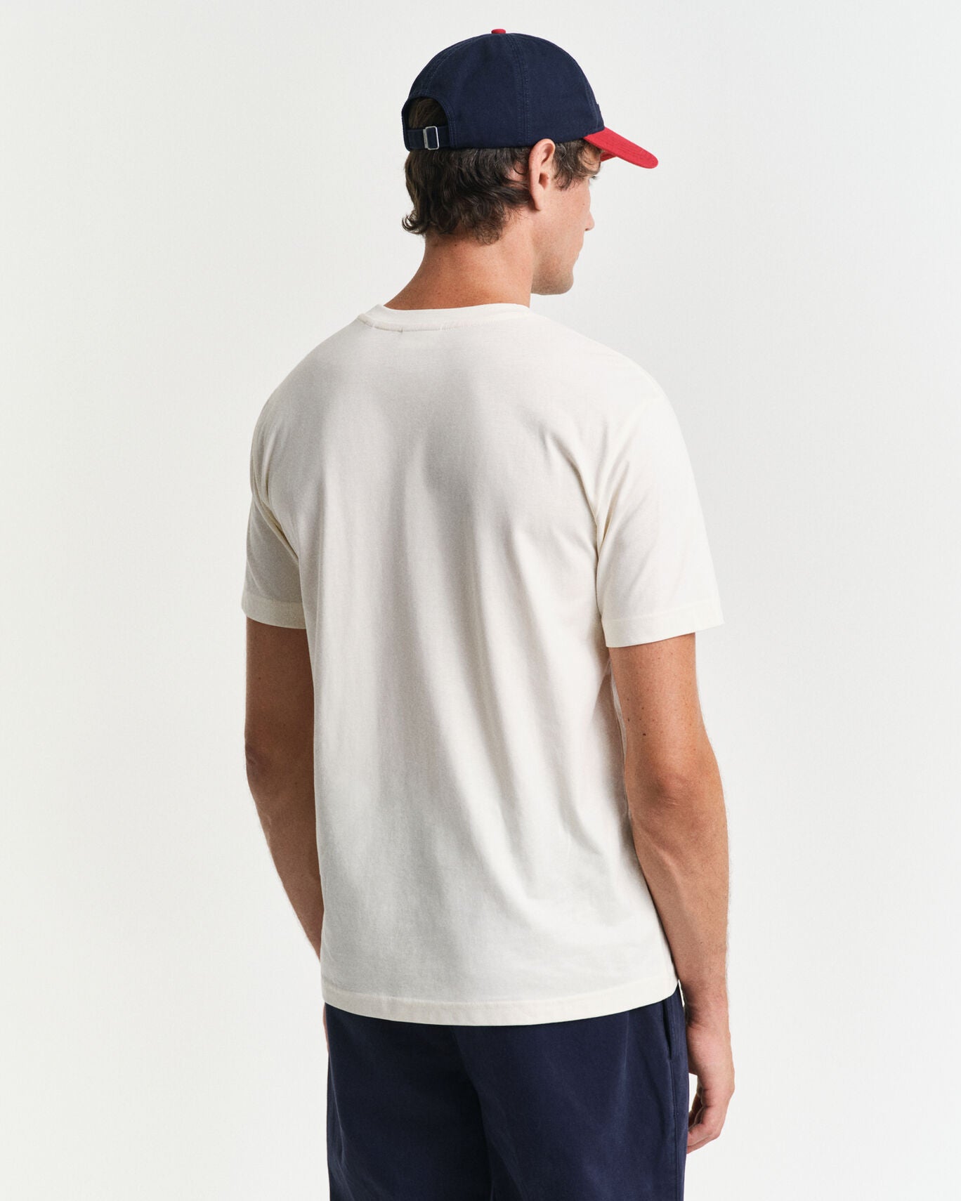 T-shirt com grafismo pequeno