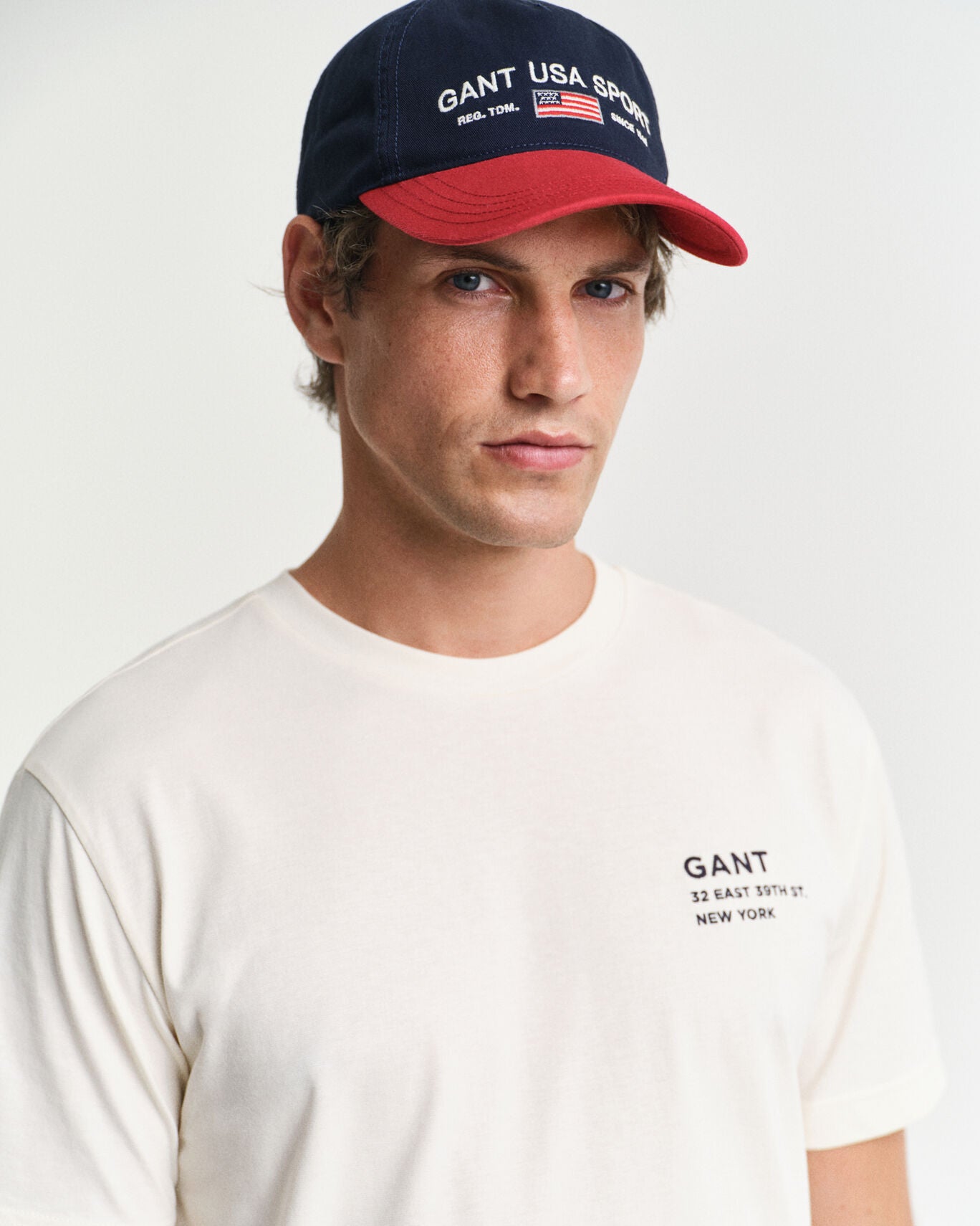 T-shirt com grafismo pequeno