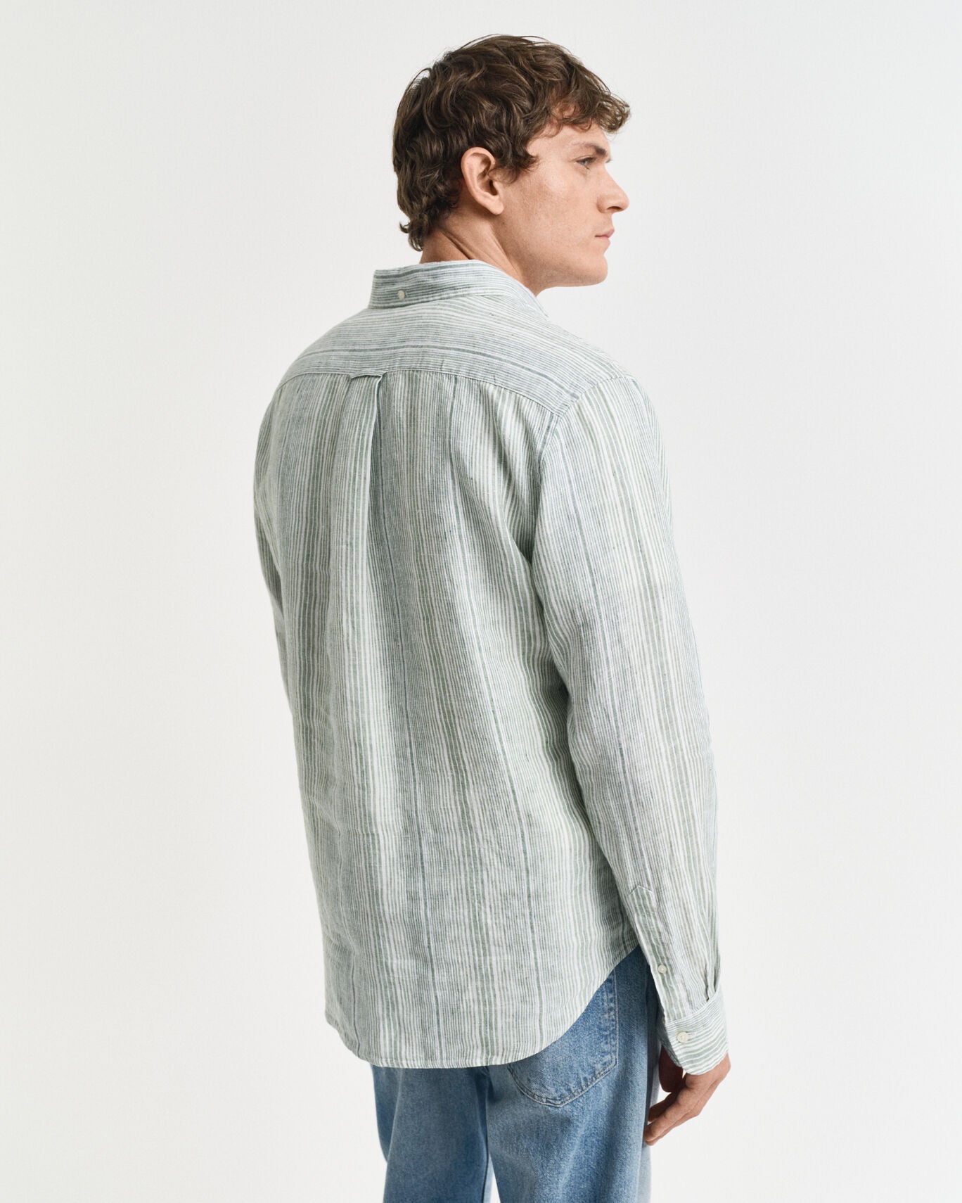 Camisa de linho às riscas finas regular fit
