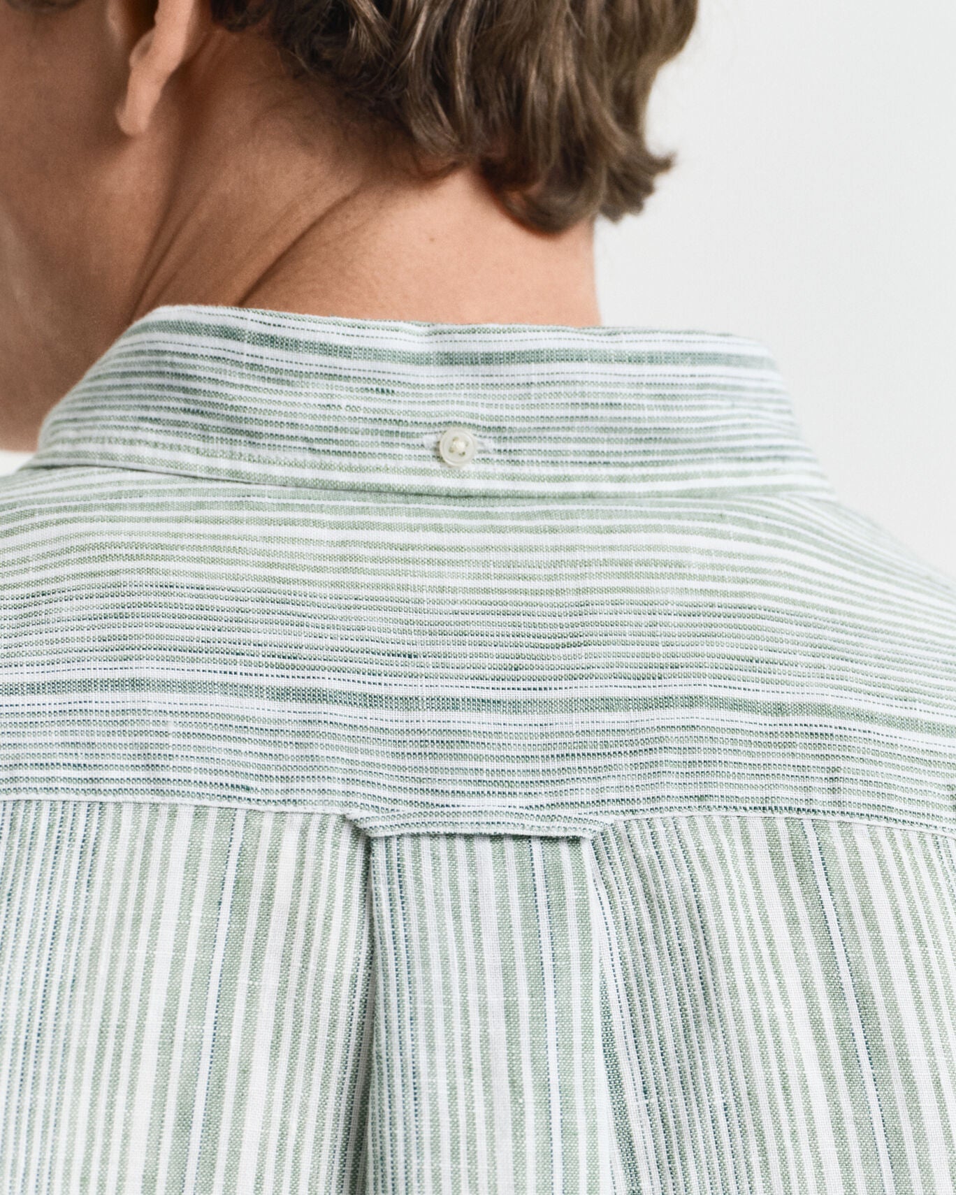 Camisa de linho às riscas finas regular fit