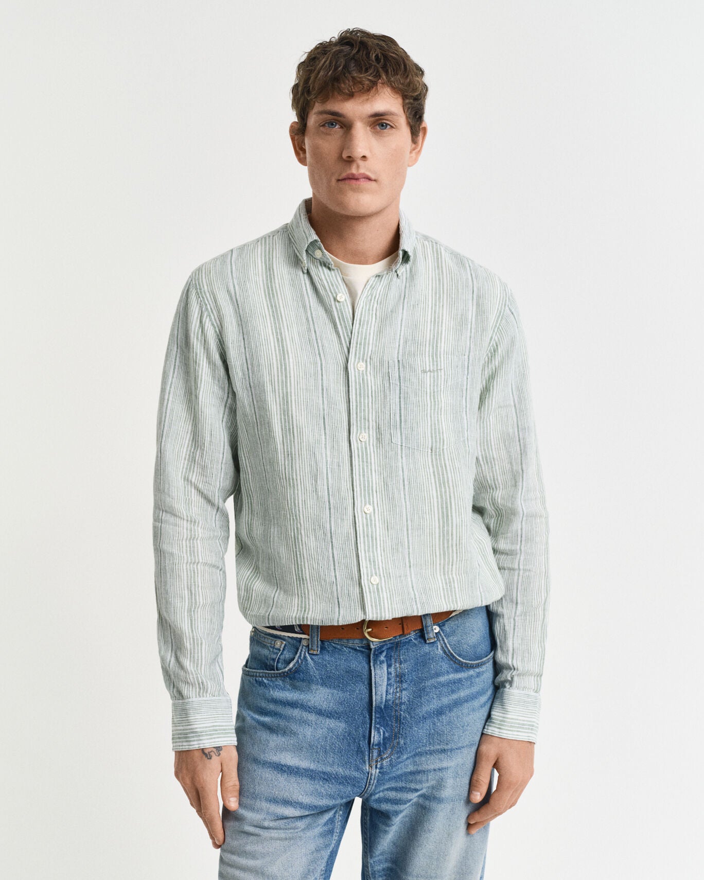 Camisa de linho às riscas finas regular fit