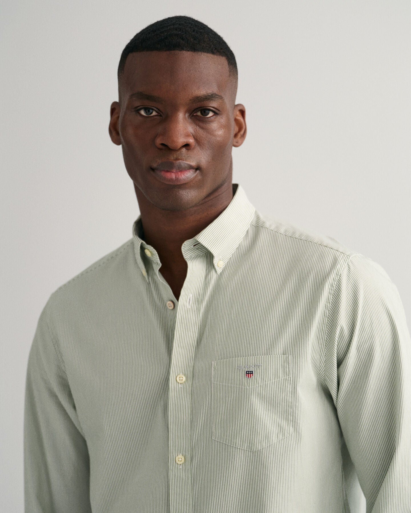 Camisa Oxford às riscas corte normal