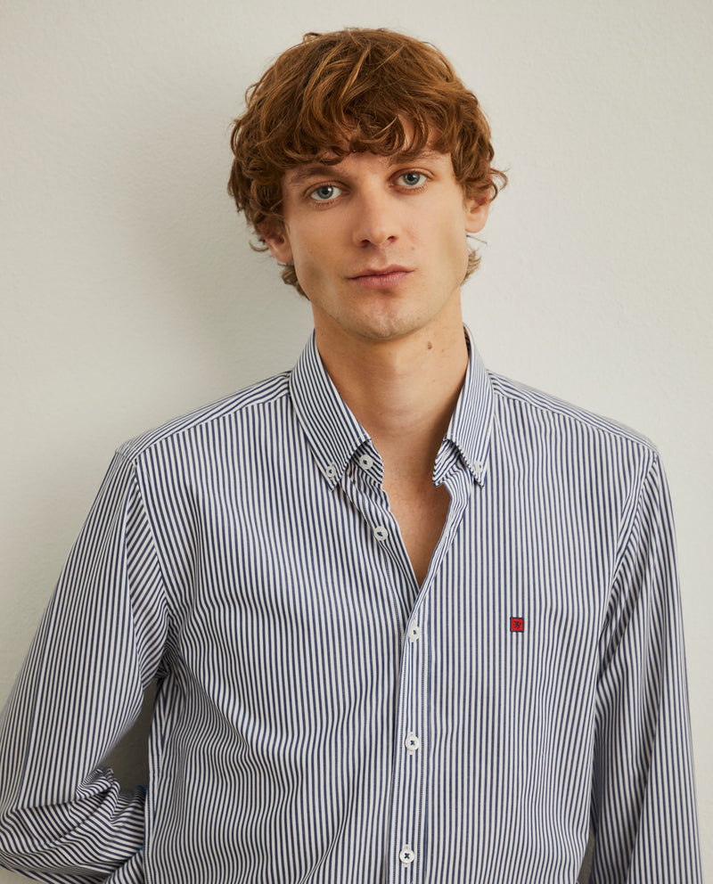 Camisa Slim Fit em tecido com padrão de riscas