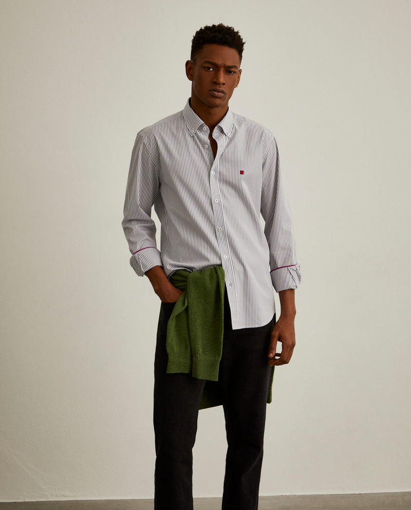Camisa Slim Fit em tecido com padrão de riscas