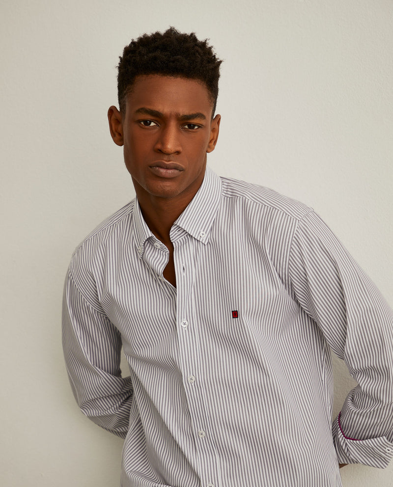 Camisa Slim Fit em tecido com padrão de riscas