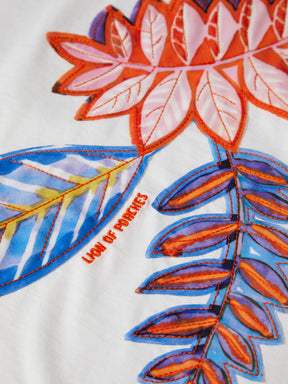 T-shirt com estampado de folhas colorido