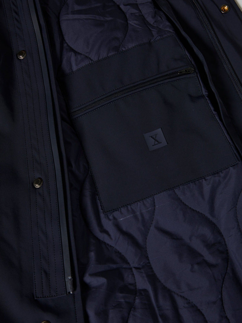 Gabardine em tecido técnico com capuz