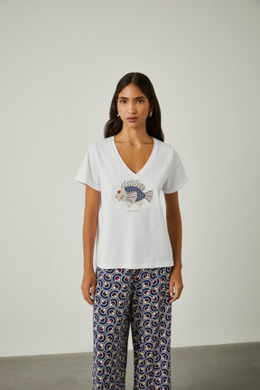 T-shirt decote em V com peixe